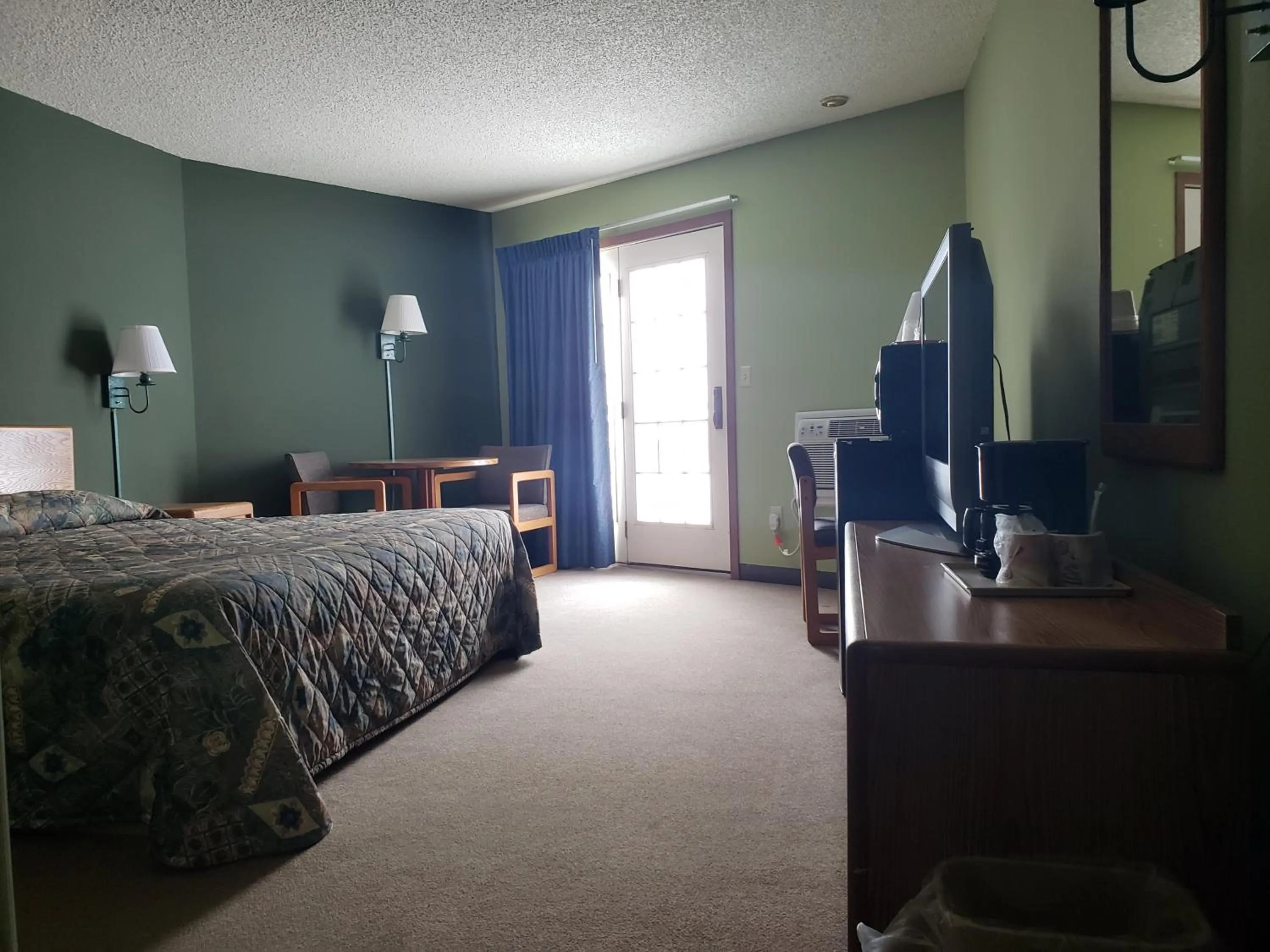 Bed in Harbor Lights Lodge