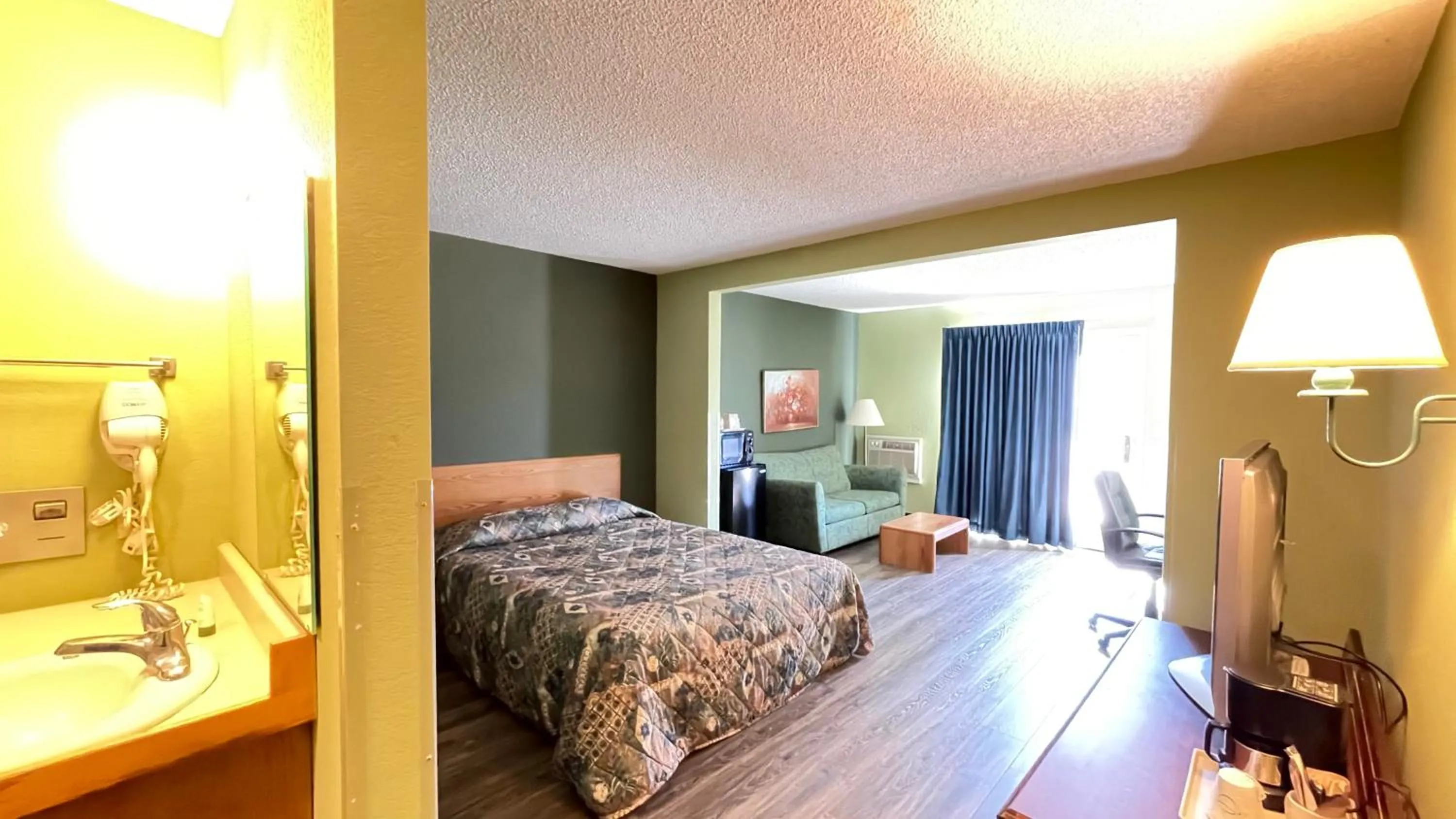 Bed in Harbor Lights Lodge