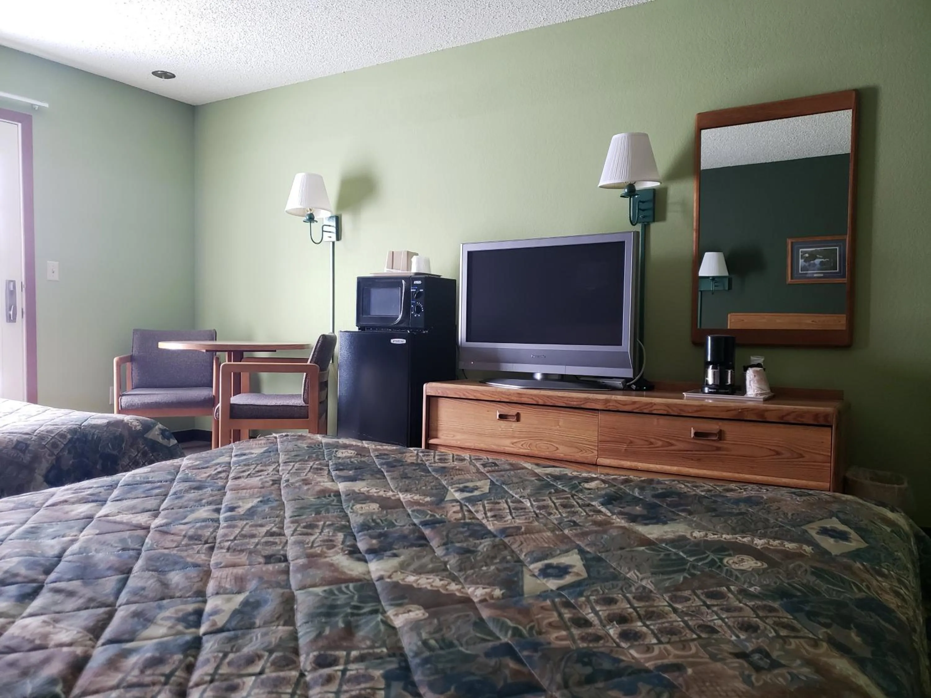 Bed in Harbor Lights Lodge