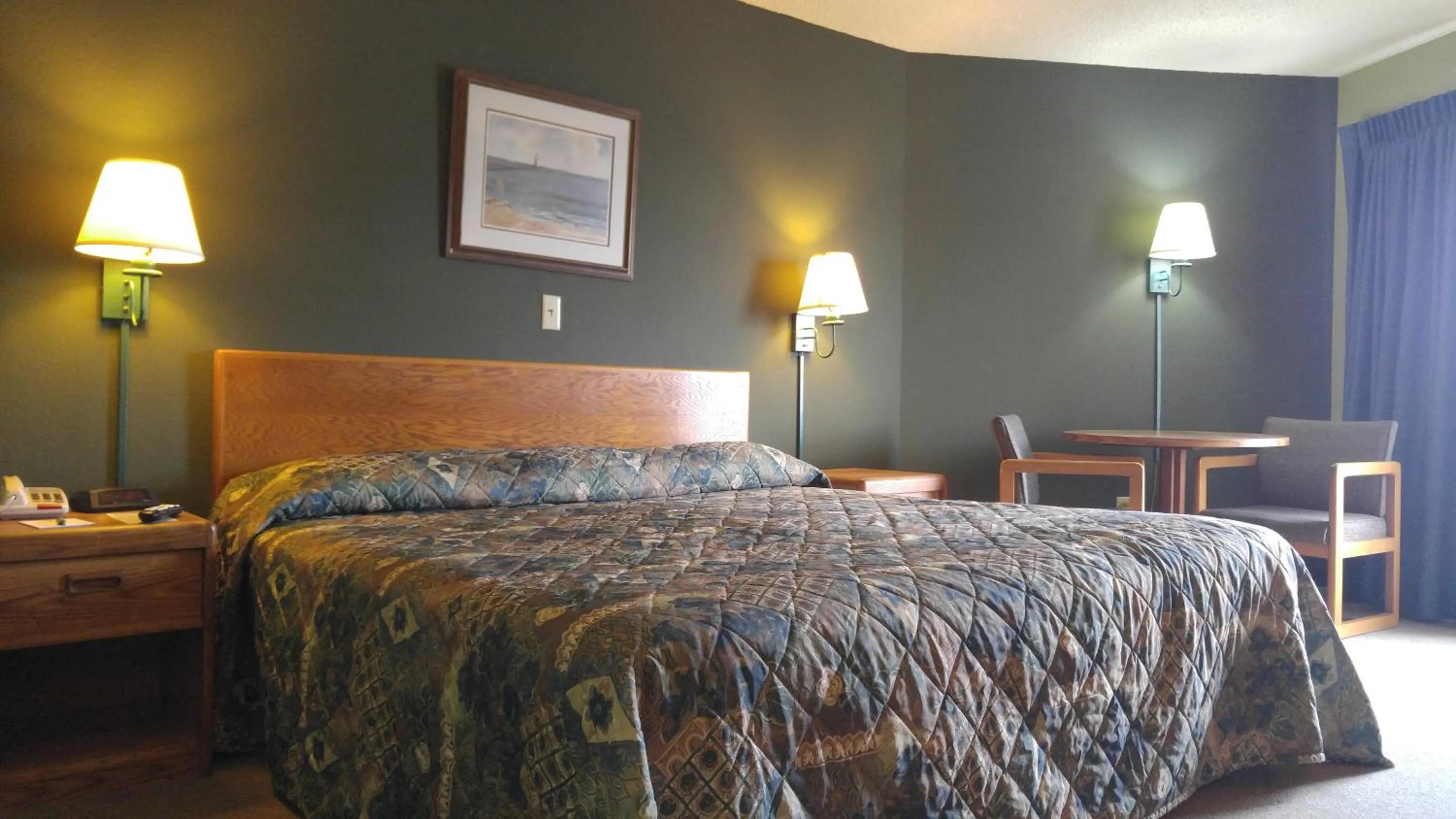 Bed in Harbor Lights Lodge