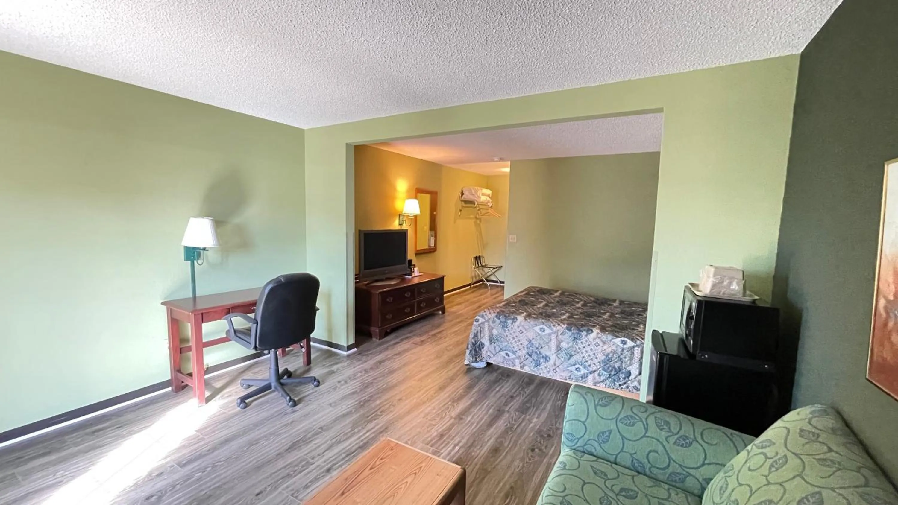 Bed in Harbor Lights Lodge