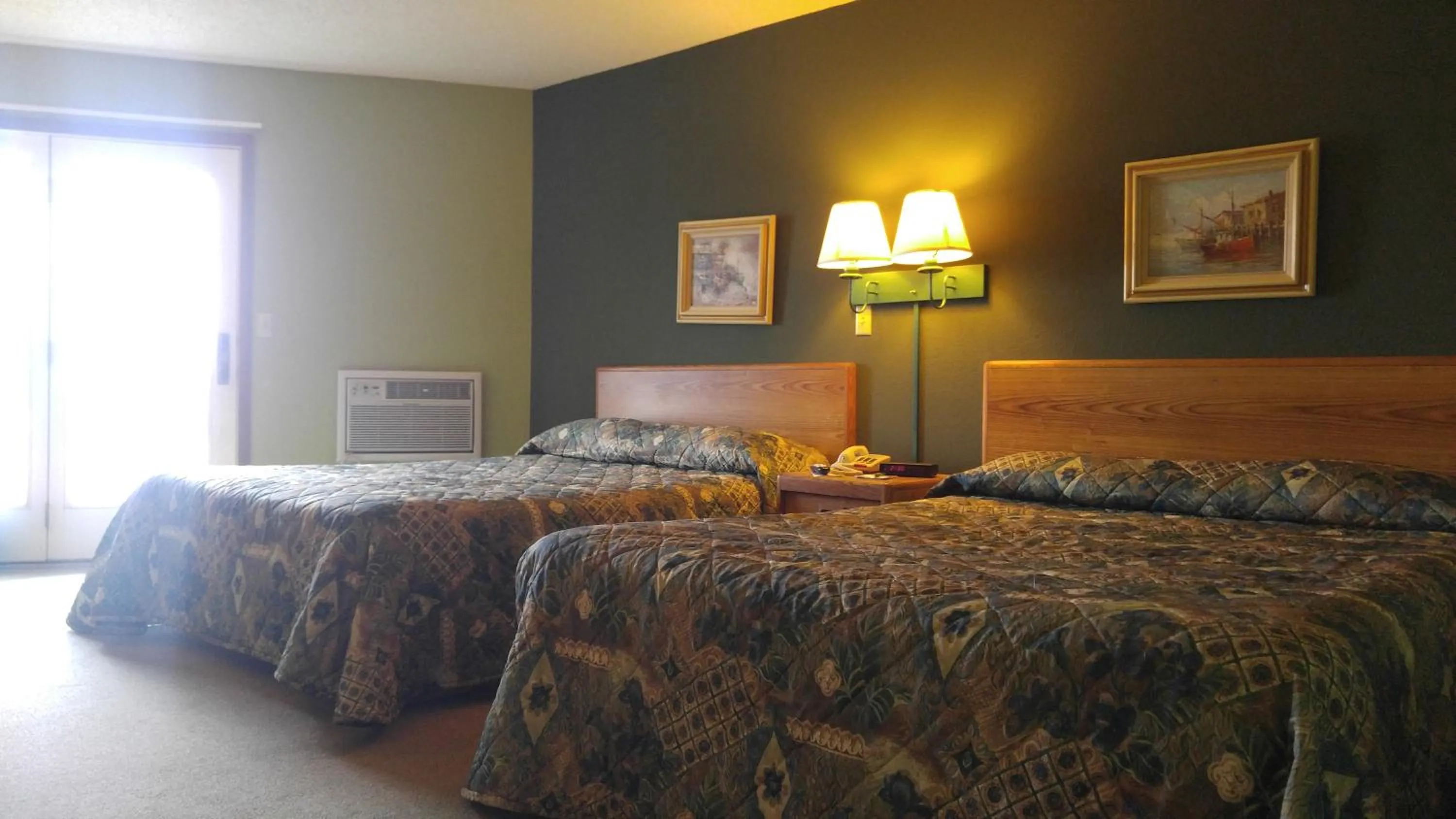 Bed in Harbor Lights Lodge