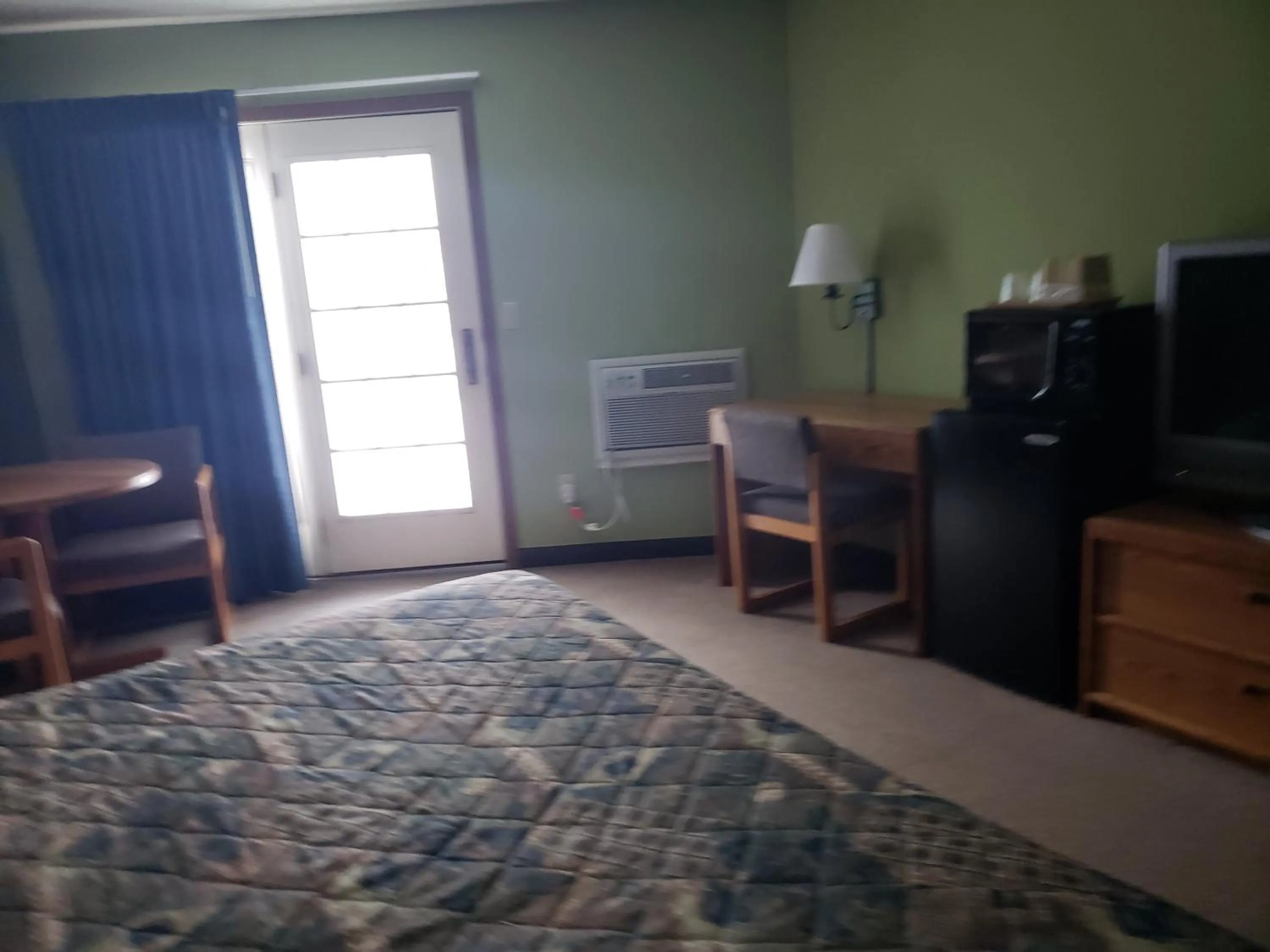 Bed in Harbor Lights Lodge