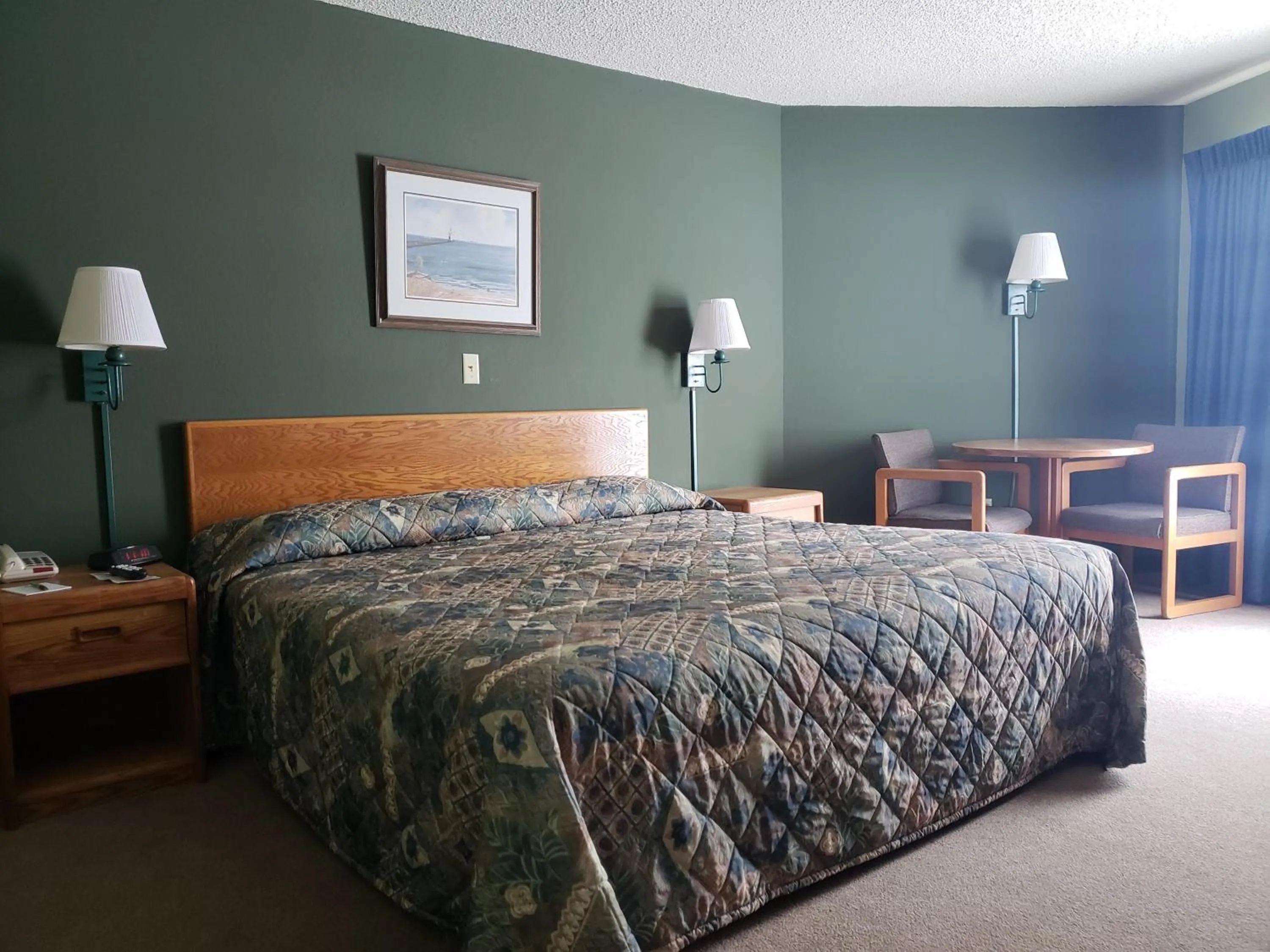 Bed in Harbor Lights Lodge