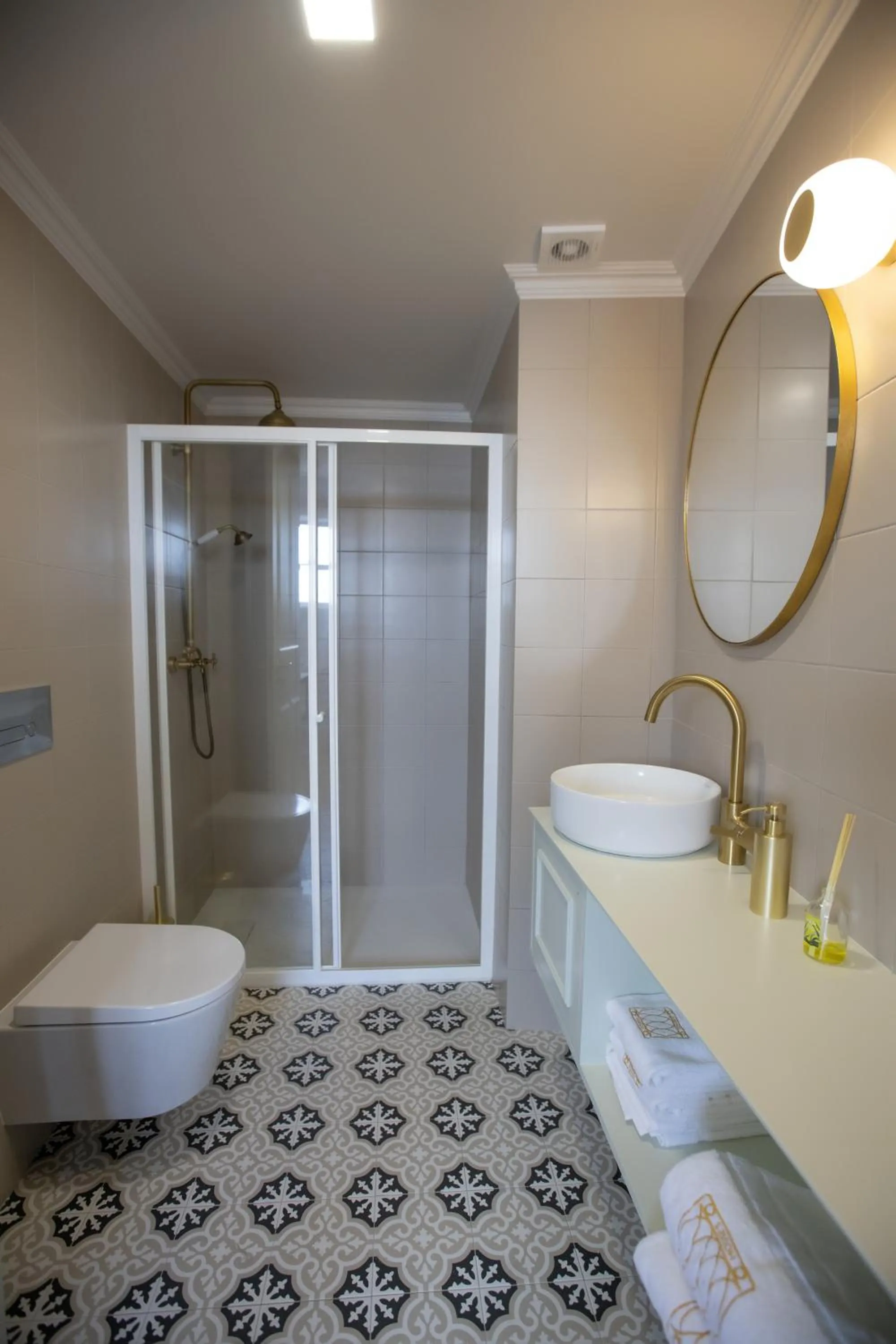 Shower in Trovador Guest House