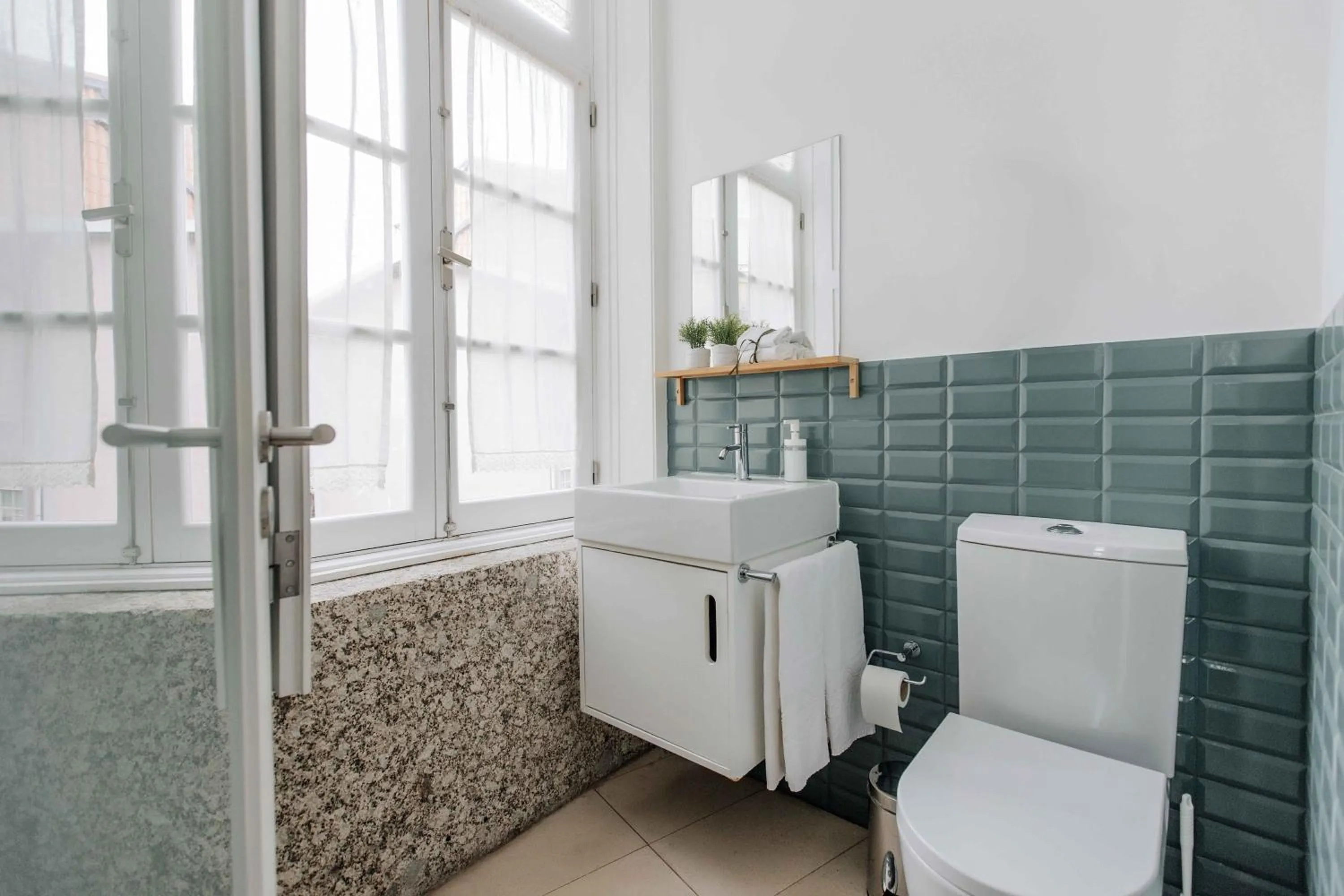 Toilet in Trovador Guest House