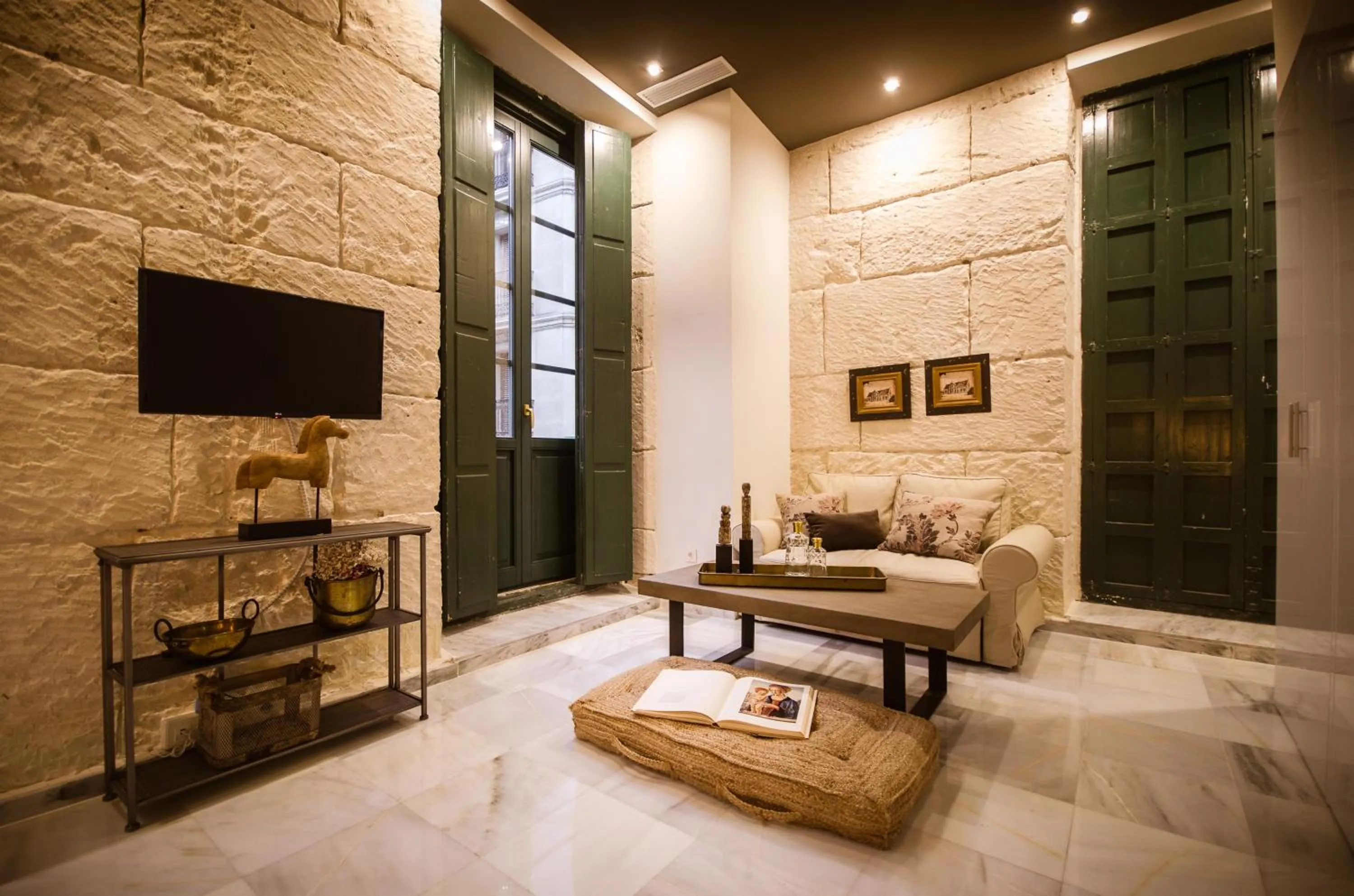 Photo of the whole room in Luces de Catedral