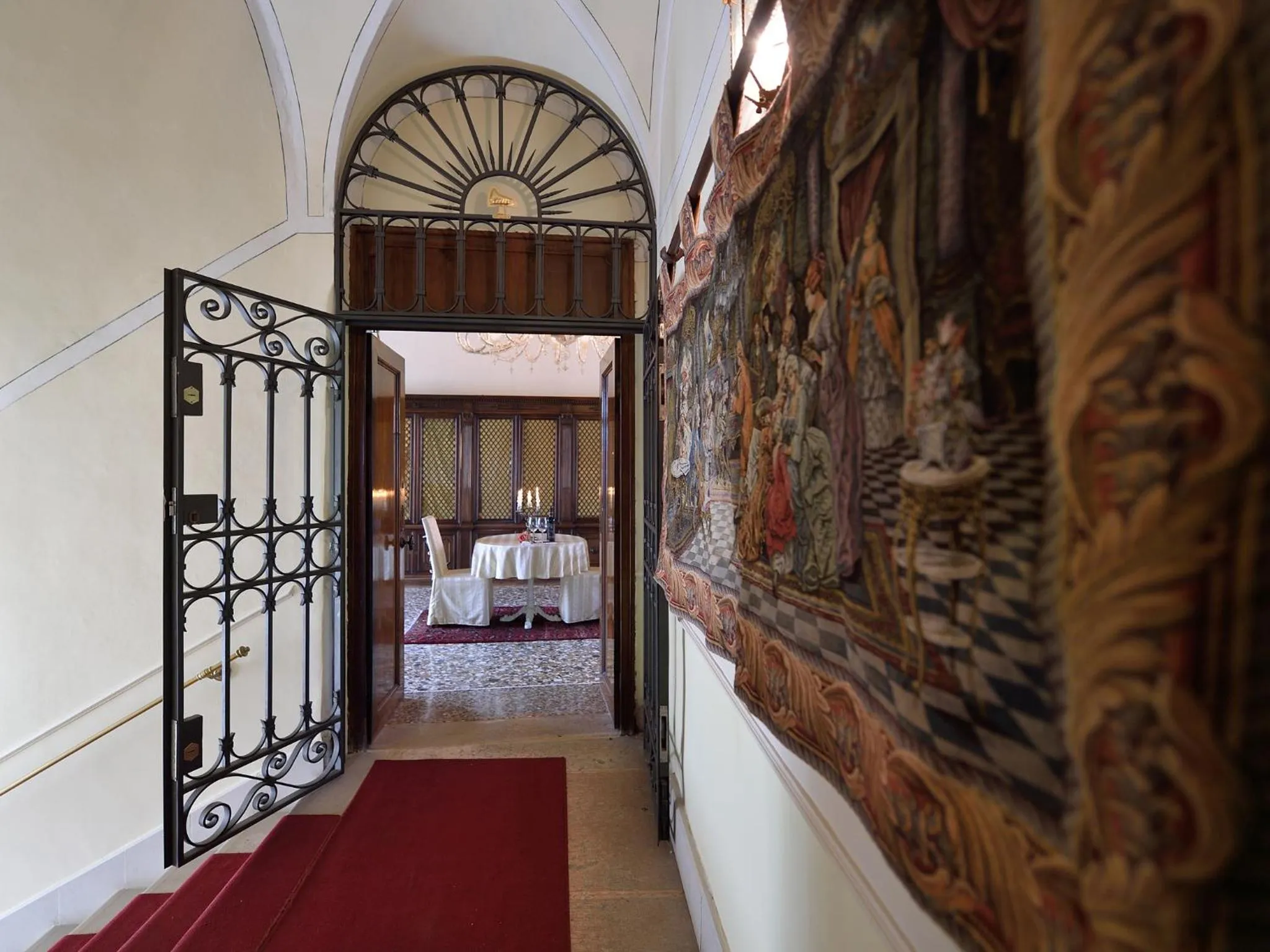 Communal lounge/ TV room, Bed in Hotel Corte dei Greci