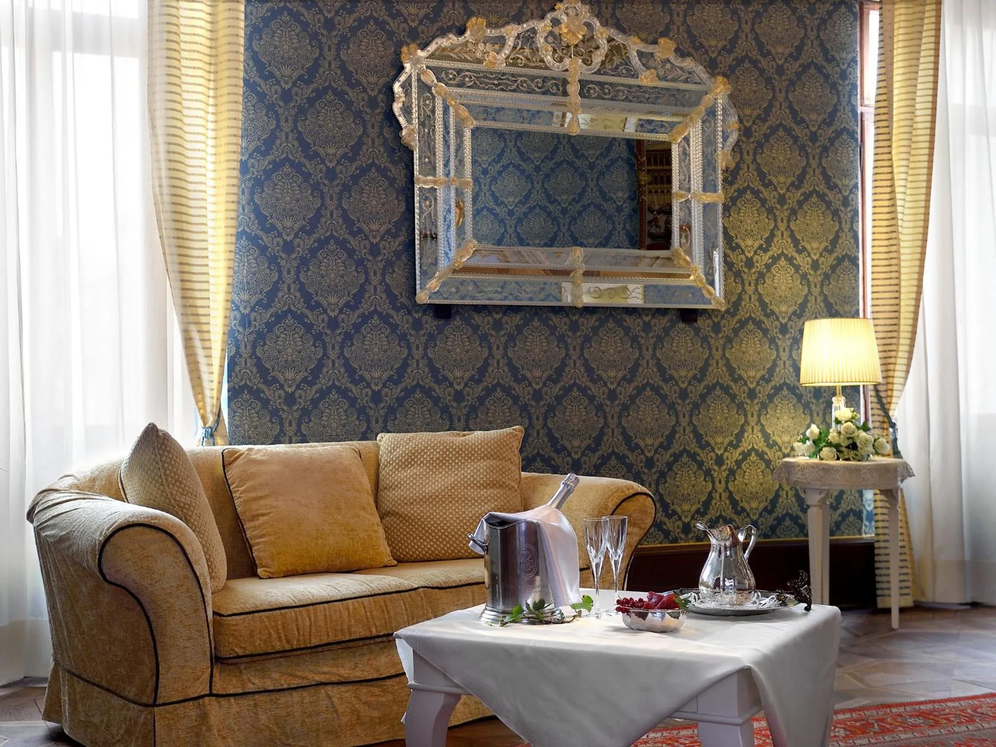 Communal lounge/ TV room in Hotel Corte dei Greci