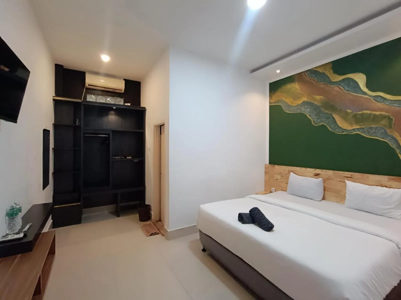 Communal lounge/ TV room, Bed in D'Hills Hotel