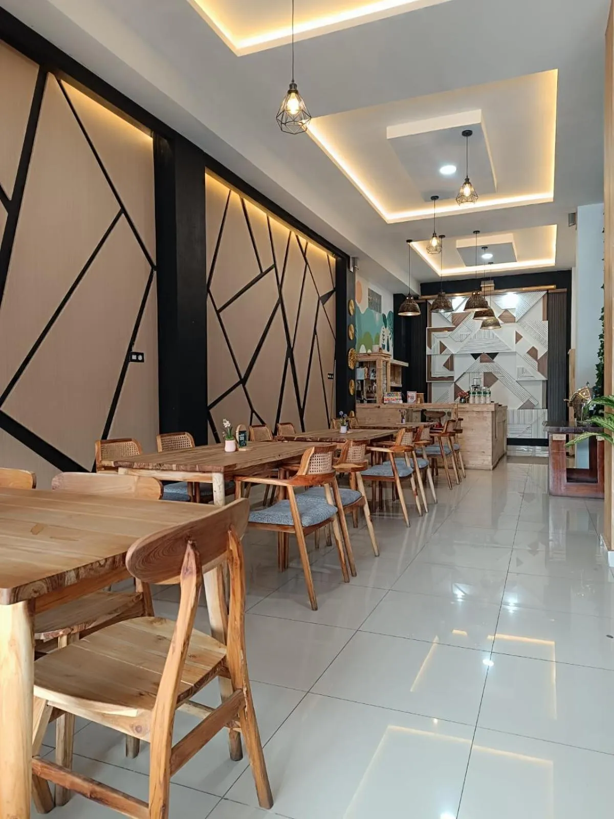 Restaurant/places to eat in D'Hills Hotel