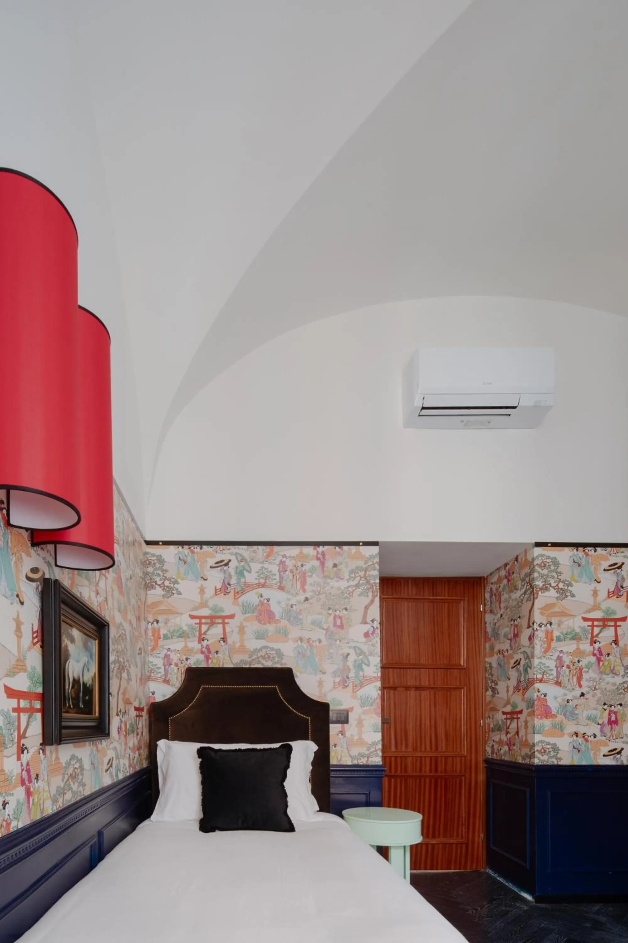 Bed in V Collection Condotti