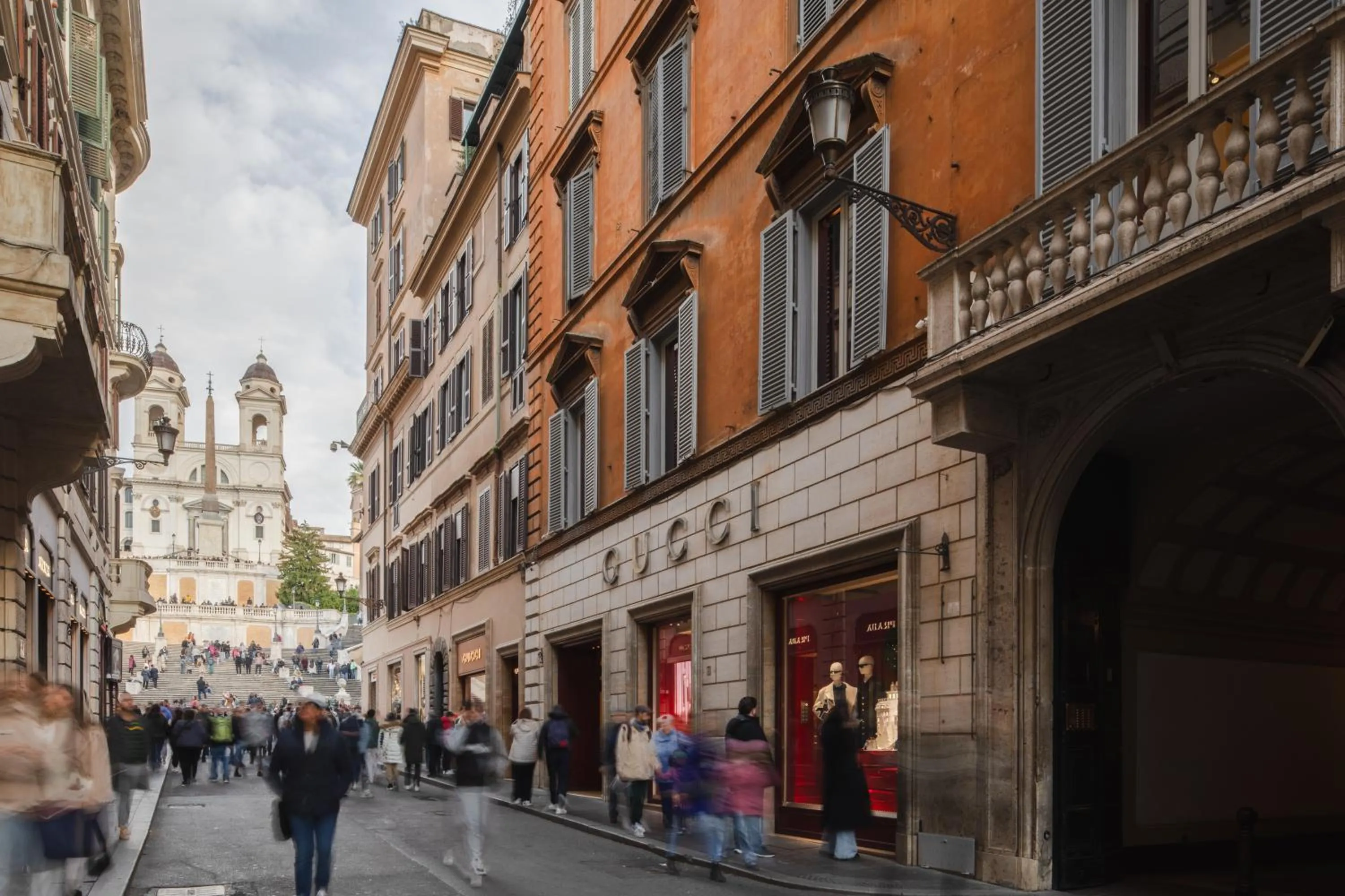 People in V Collection Condotti