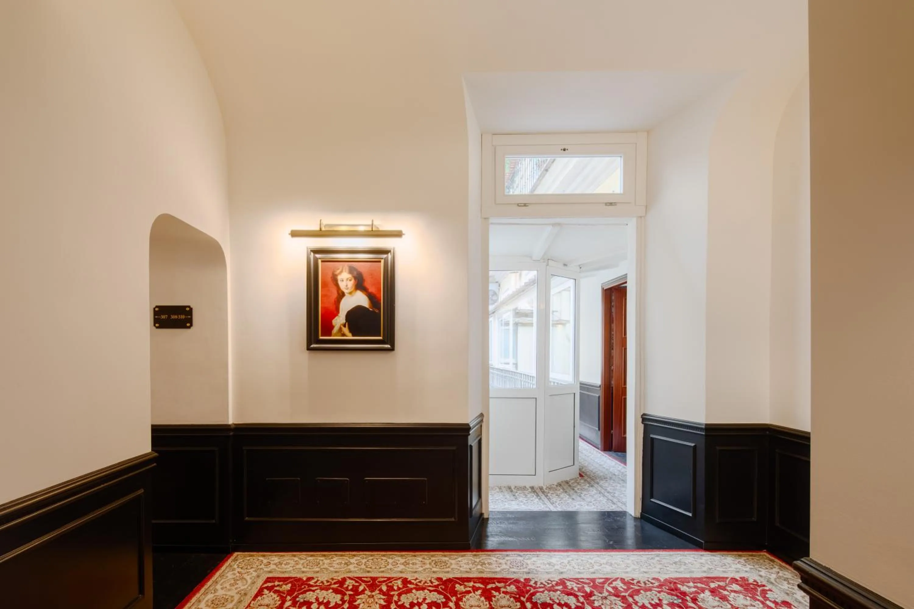 Bed in V Collection Condotti