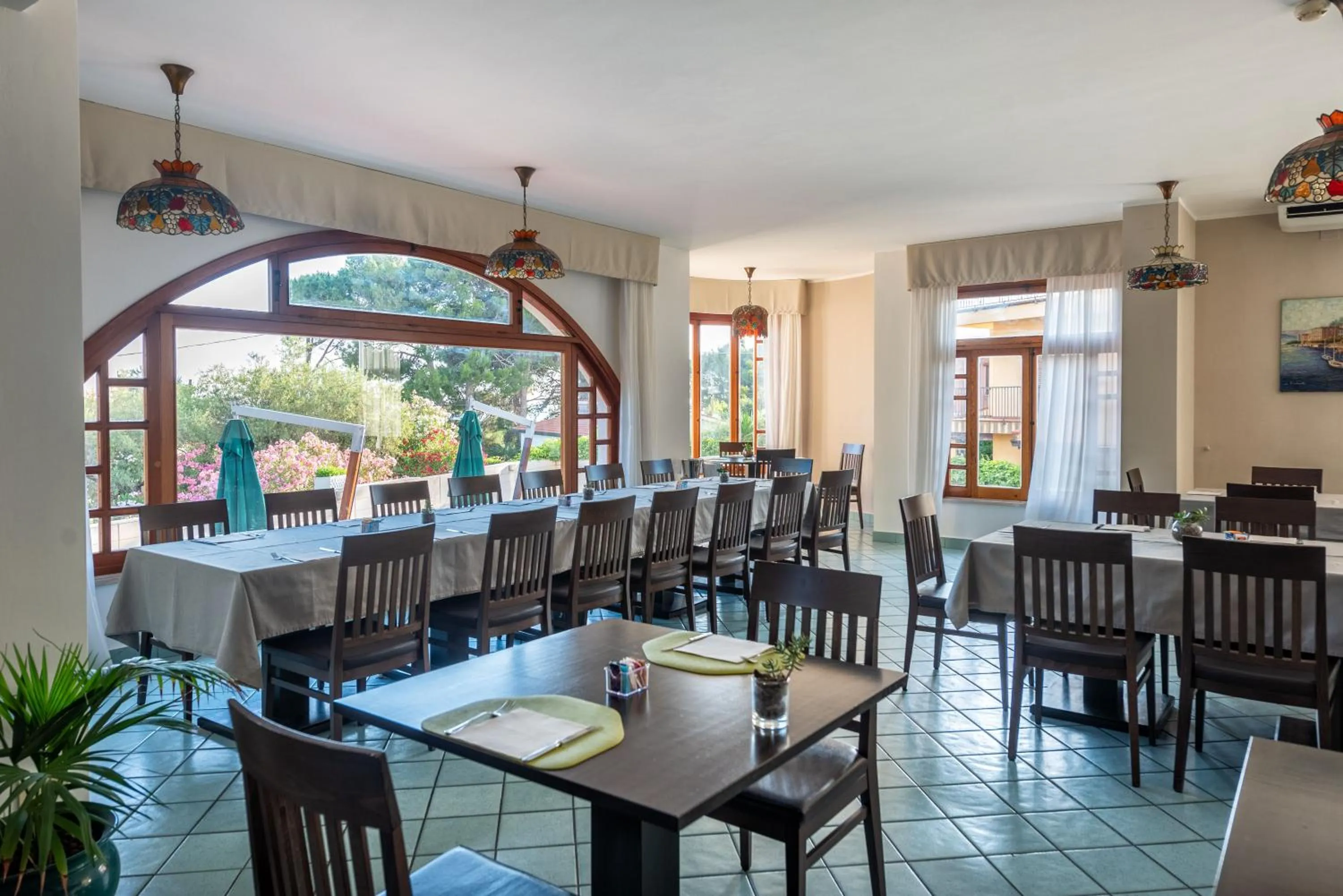 Restaurant/places to eat in Hotiday Cefalù Mazzaforno