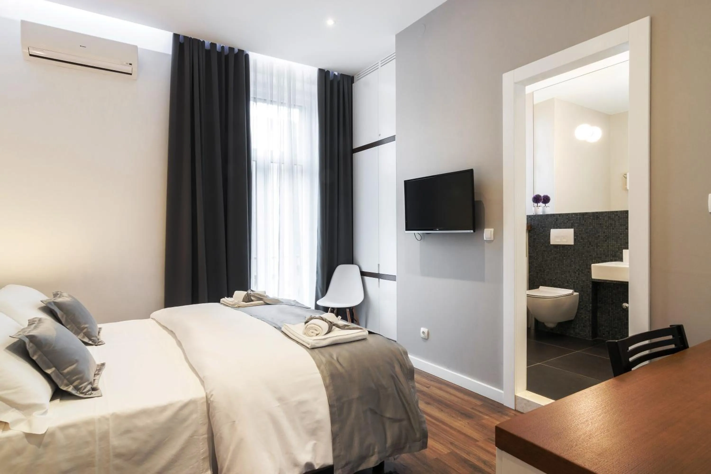Queen Room with Balcony in Prima Luxury Rooms