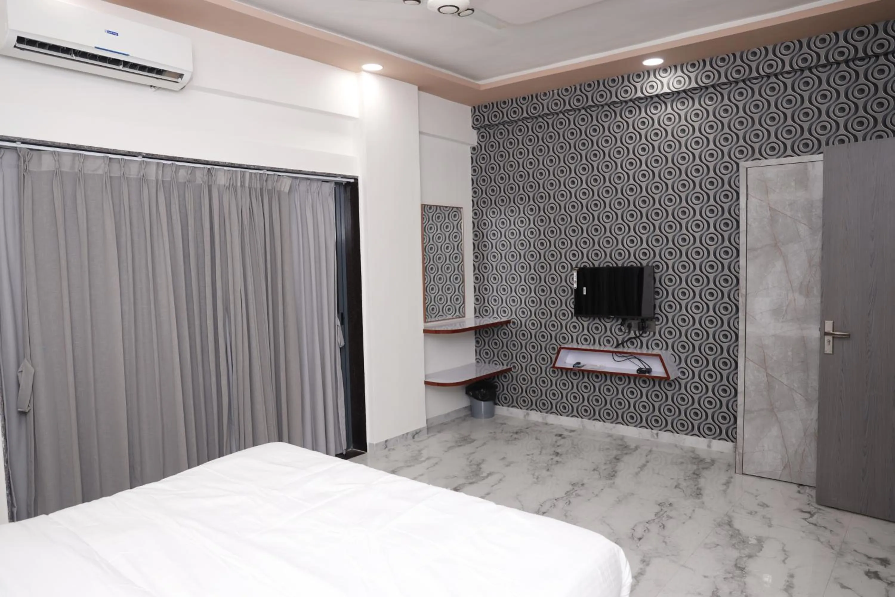 Bed in Hotel Sahara Residency