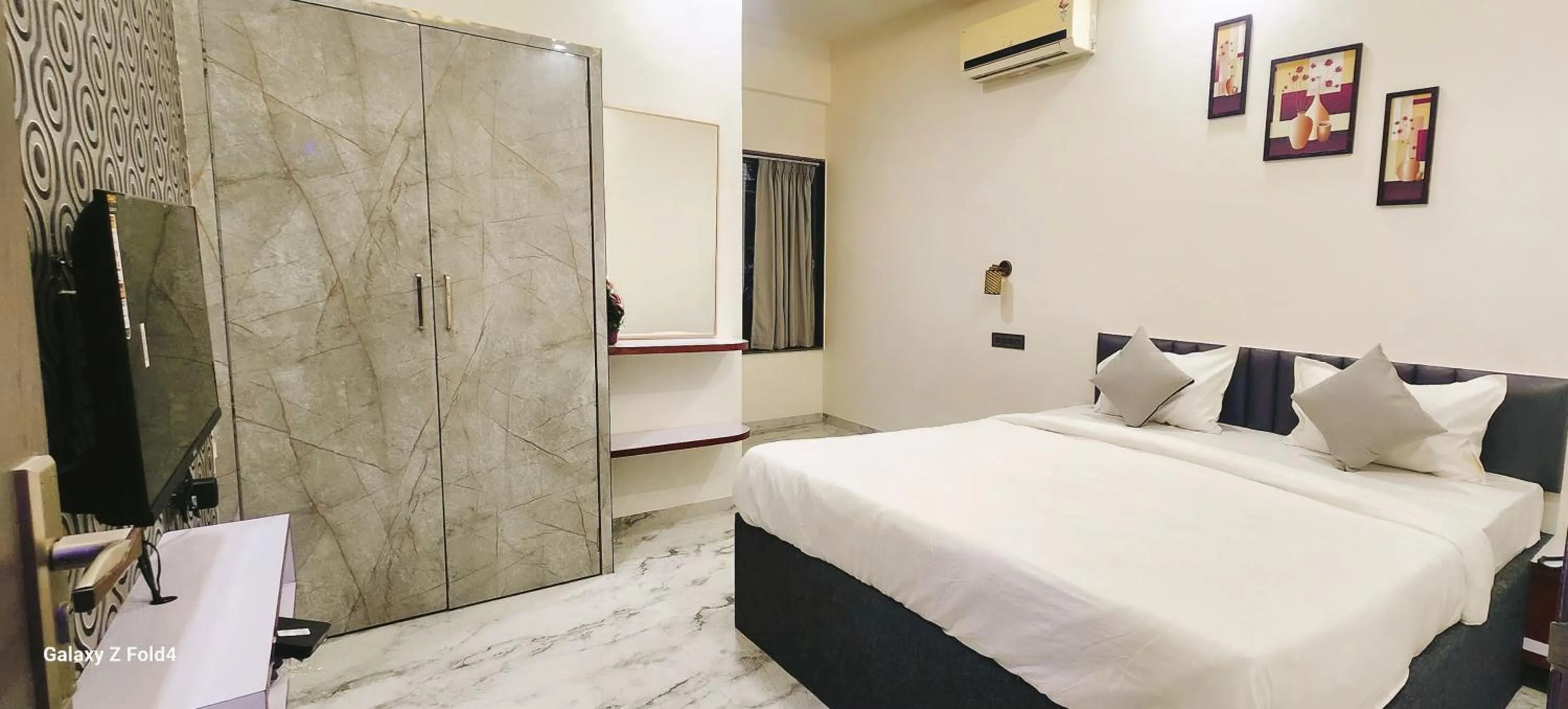 Bed in Hotel Sahara Residency