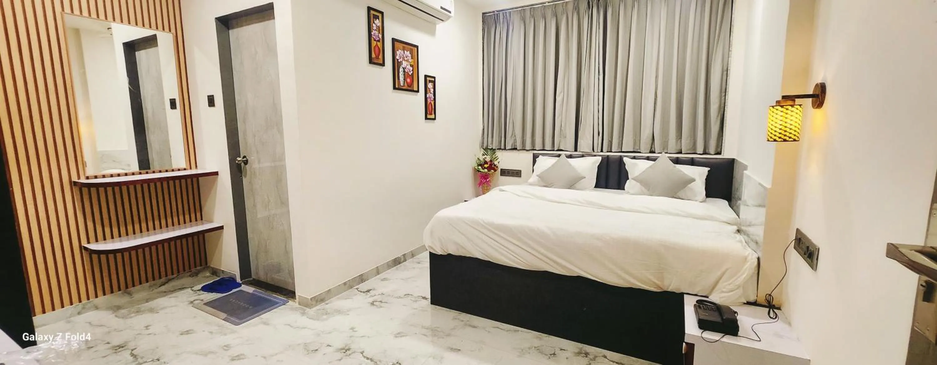 Bed in Hotel Sahara Residency