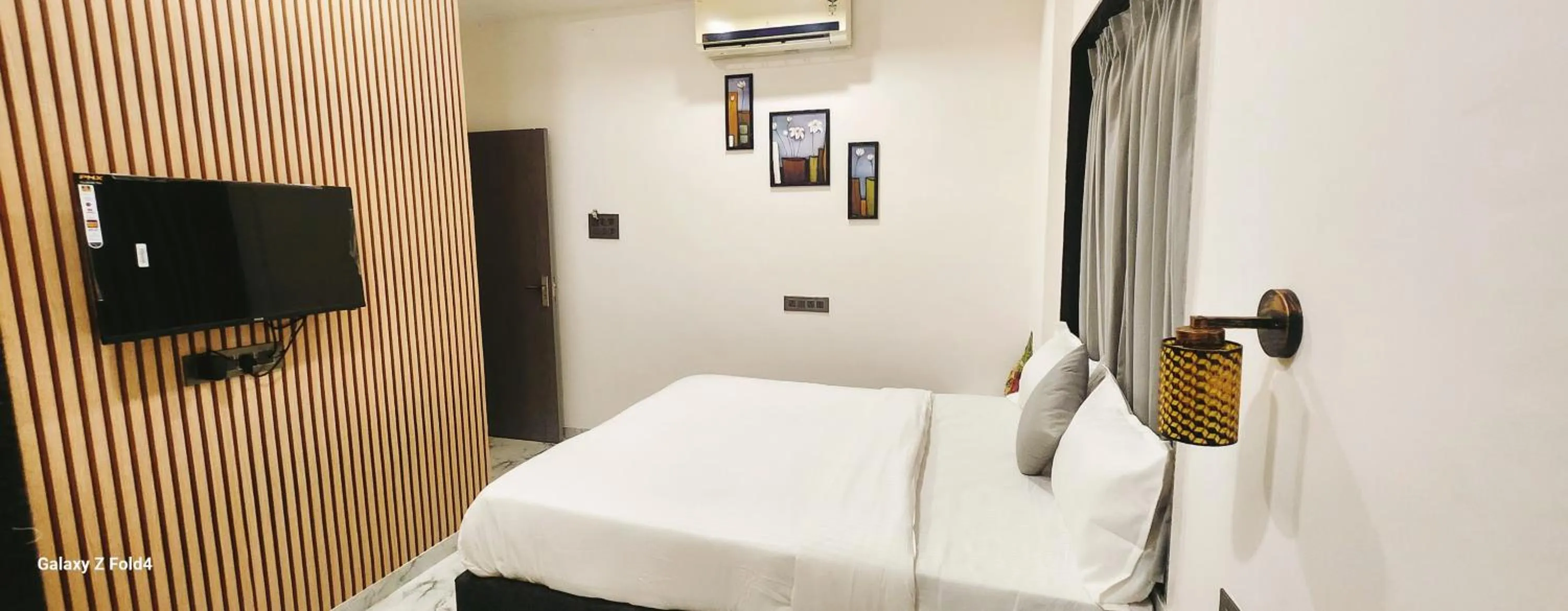 Bed in Hotel Sahara Residency