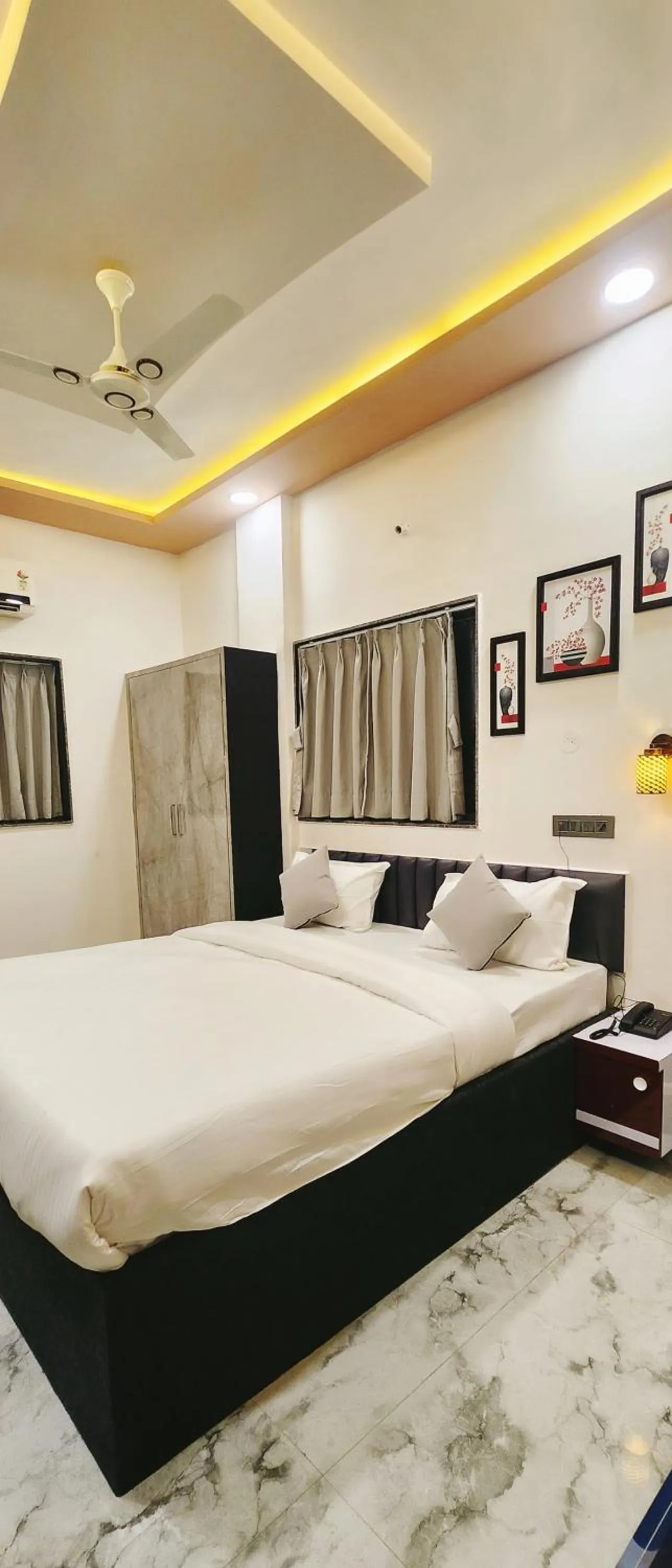 Bed in Hotel Sahara Residency
