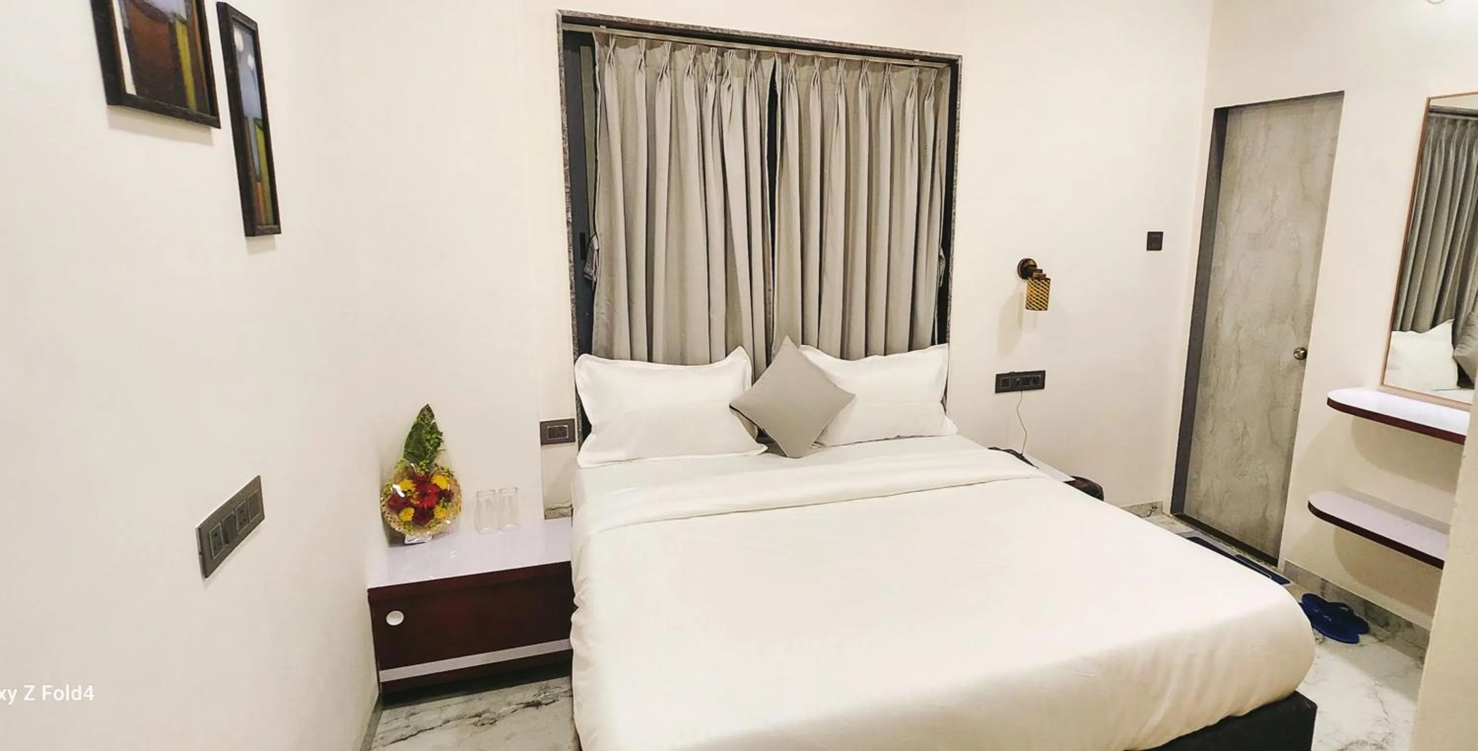 Bed in Hotel Sahara Residency