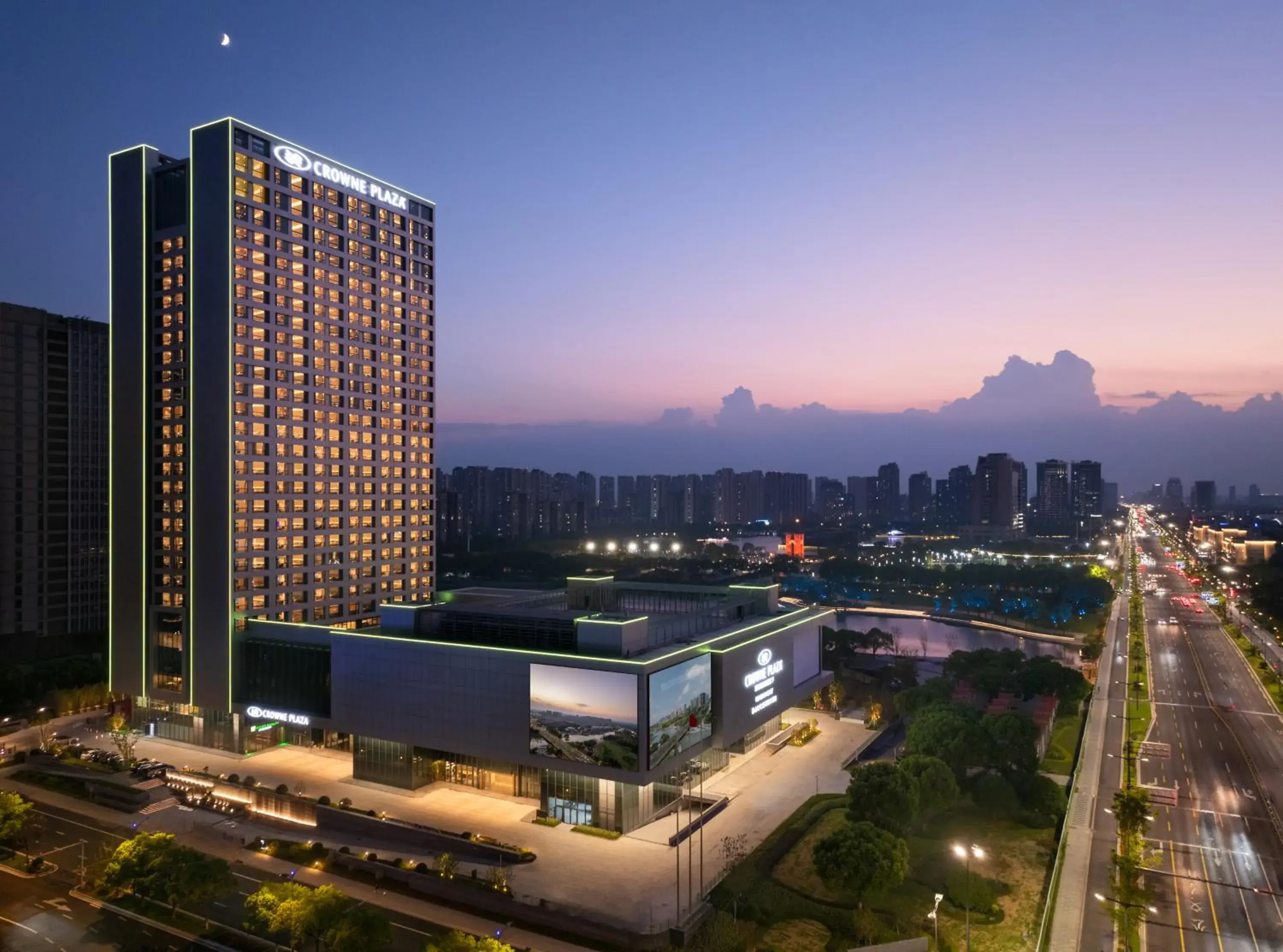 Property building in Holiday Inn Kunshan East by IHG Property building in Holiday Inn Kunshan East by IHG