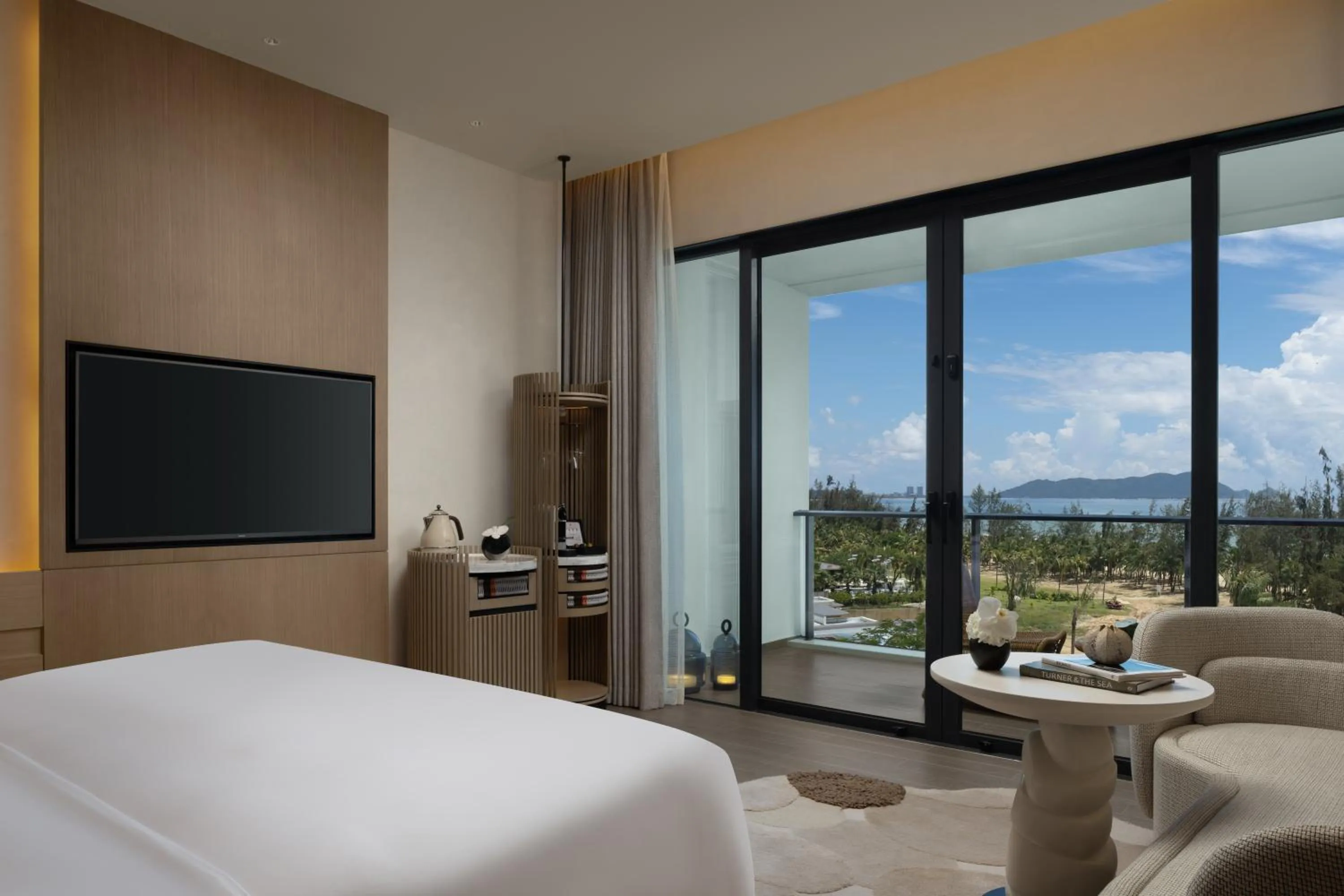 Photo of the whole room, Bed in Hotel Indigo Hainan Clear Water Bay by IHG