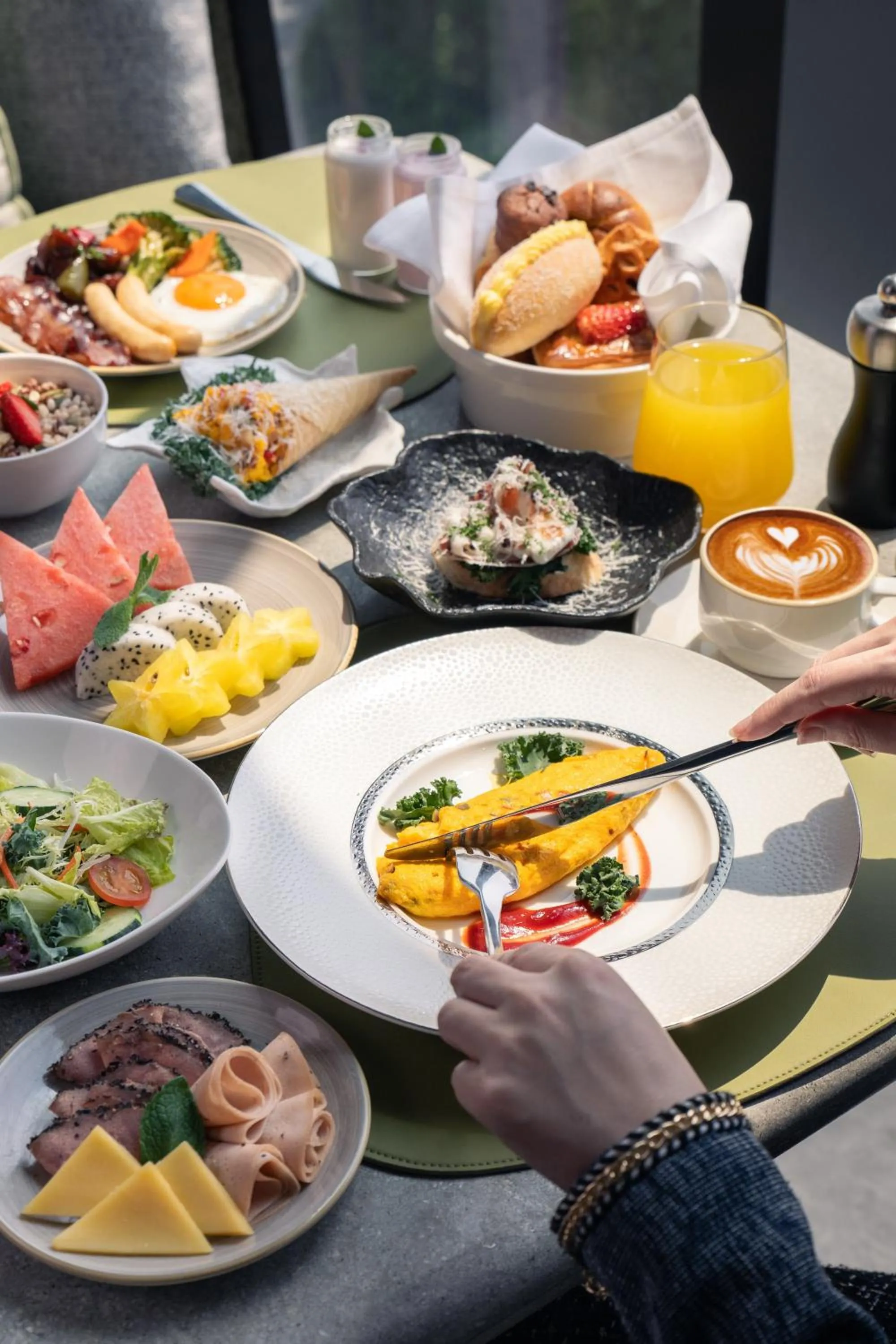 Buffet breakfast in HUALUXE Shenzhen Bao'an