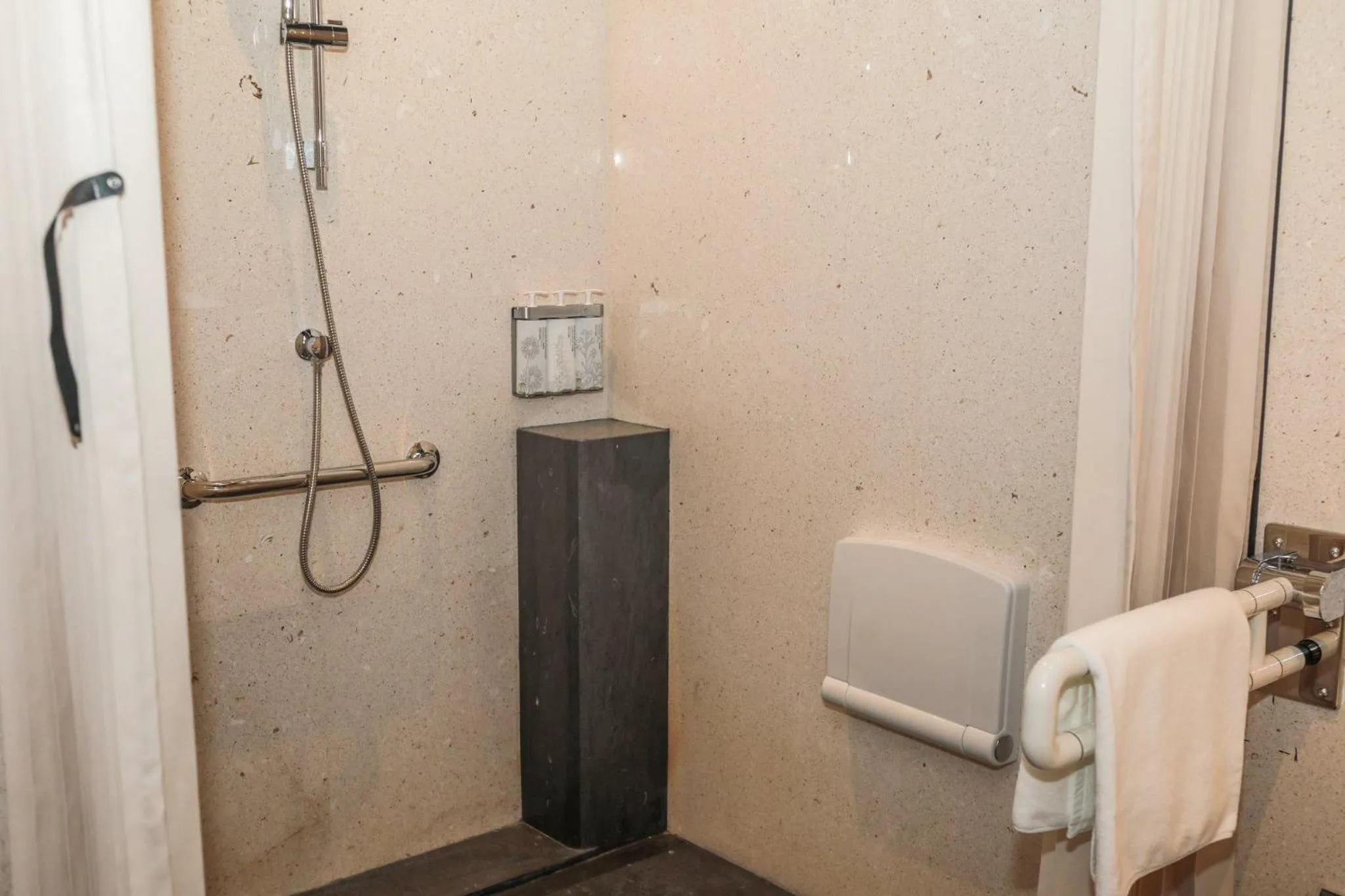 Photo of the whole room in HUALUXE Shenzhen Bao'an