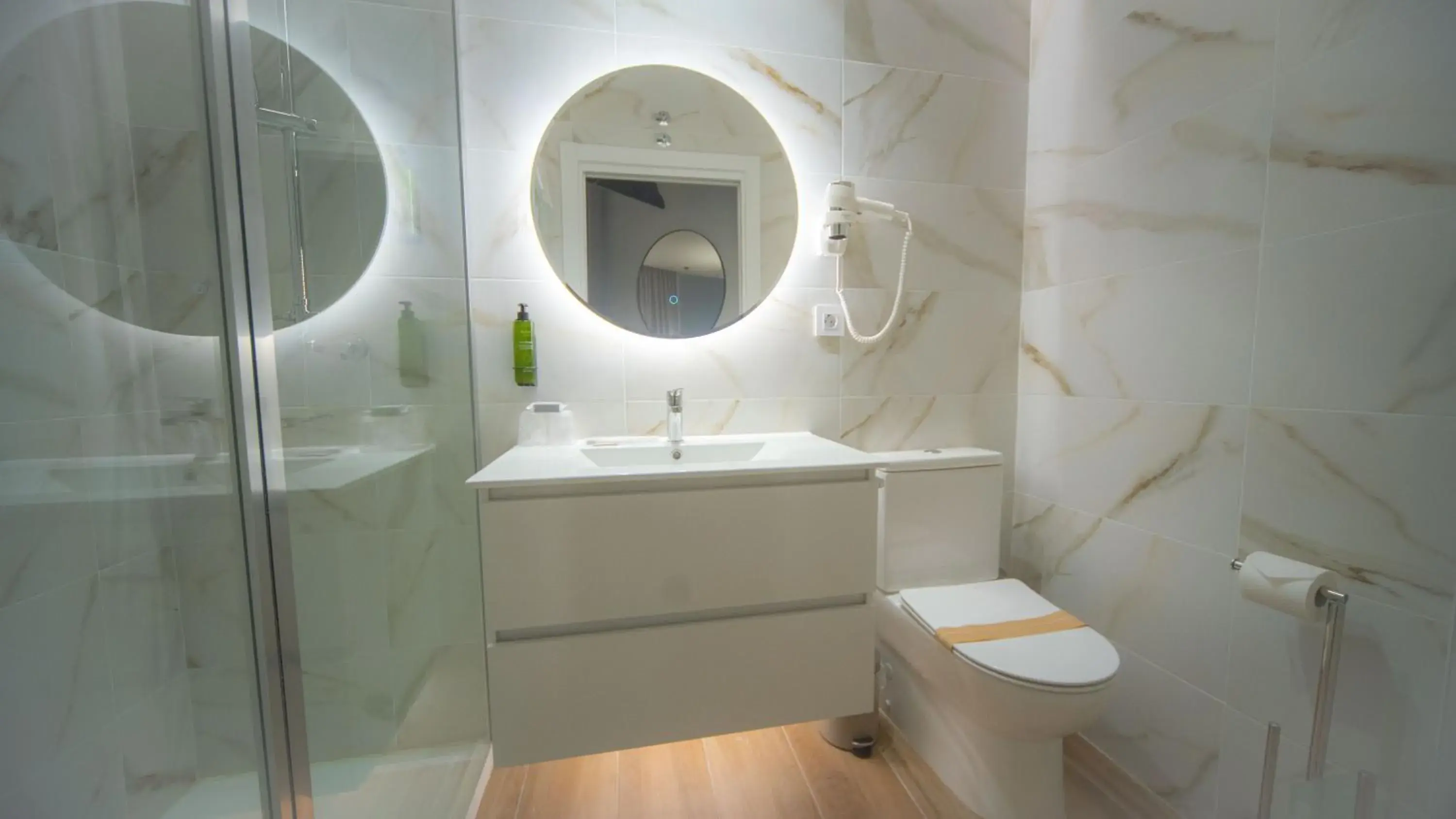 Standard Twin Room in Hotel Sleep Turia music & art Standard Twin Room in Hotel Sleep Turia music & art