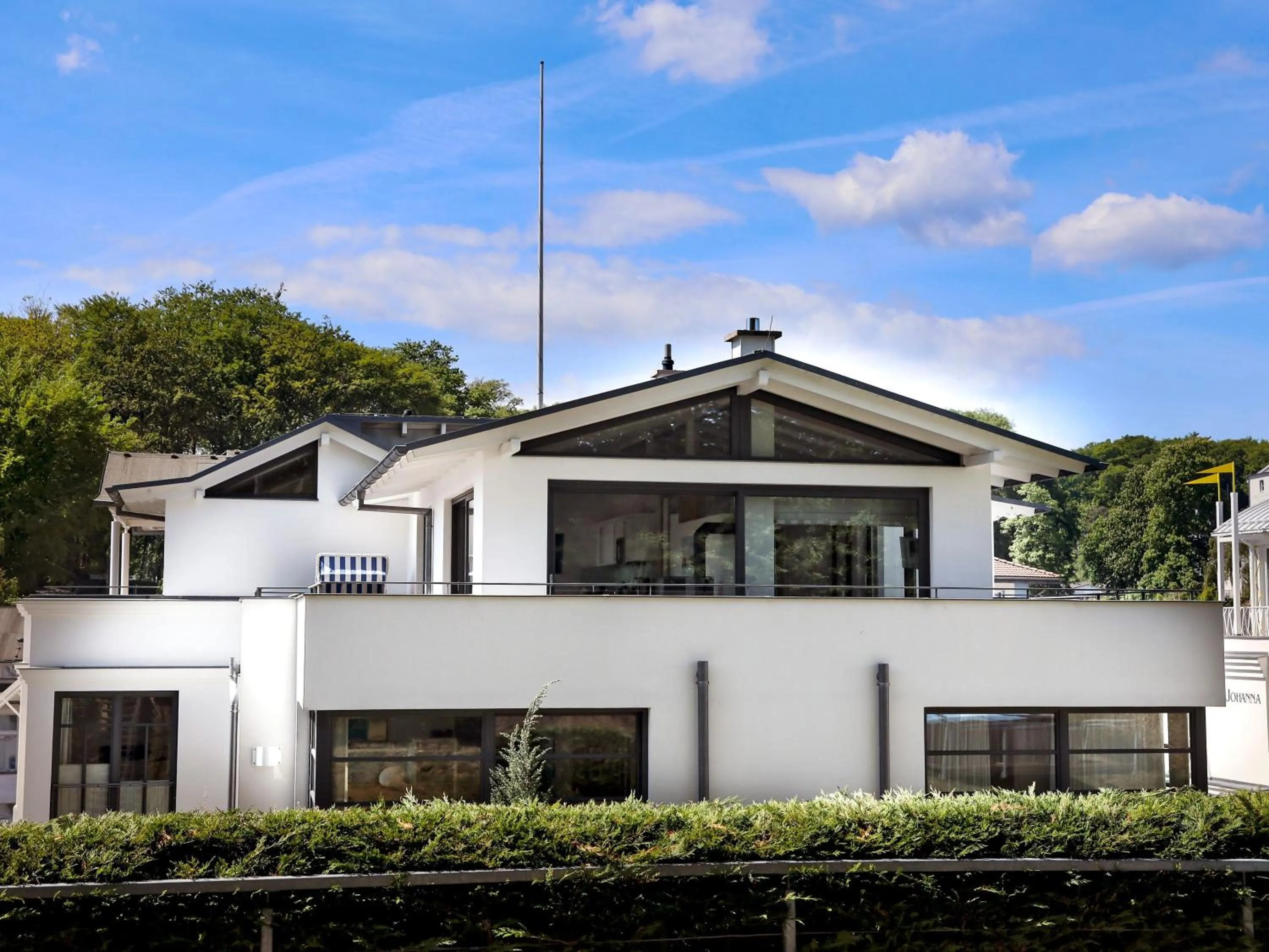 Property building in Villa Paula in Sellin - Penthouse mit Kamin und Dachterrasse