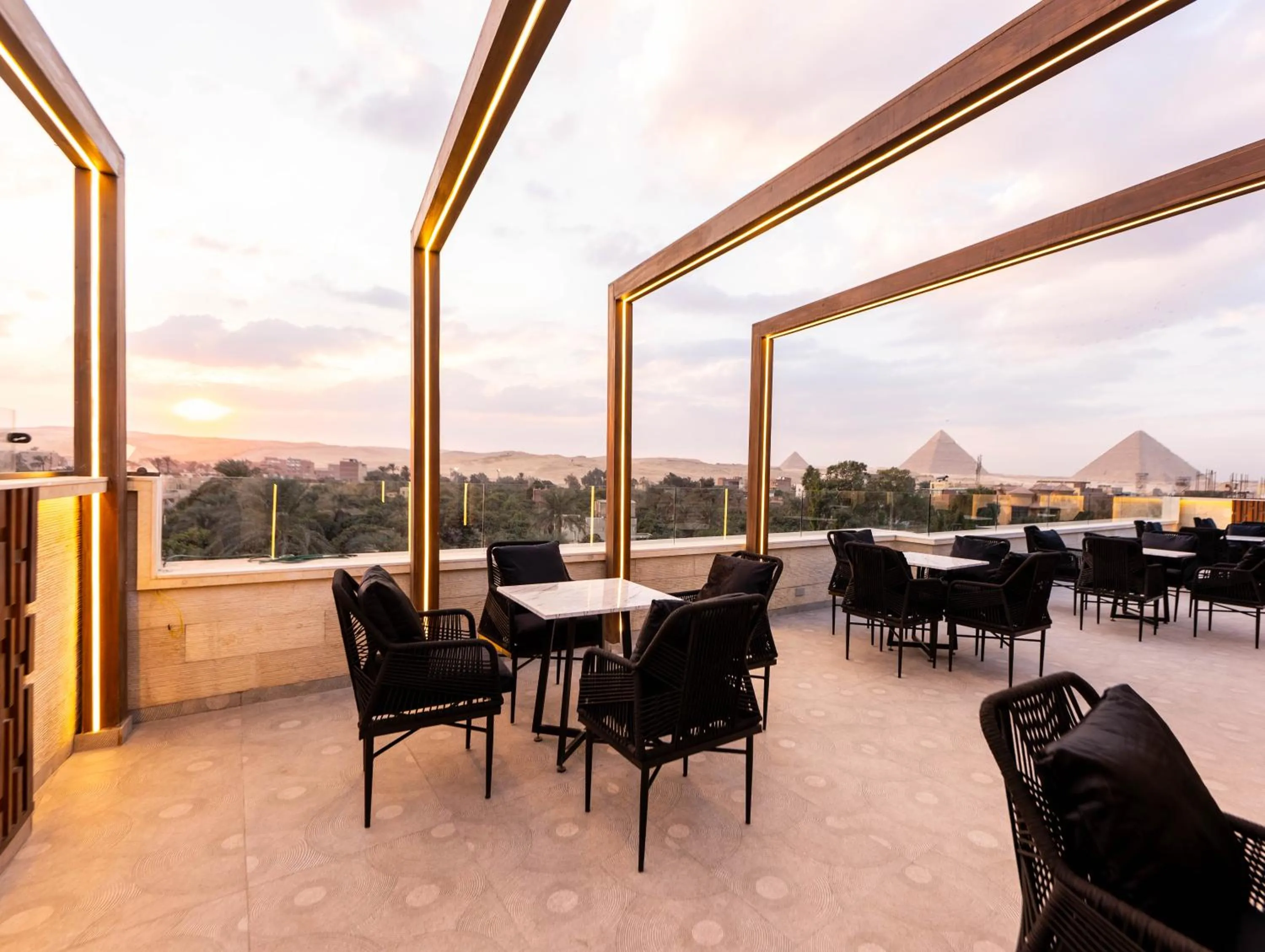 Restaurant/places to eat in Remal Pyramids Hotel