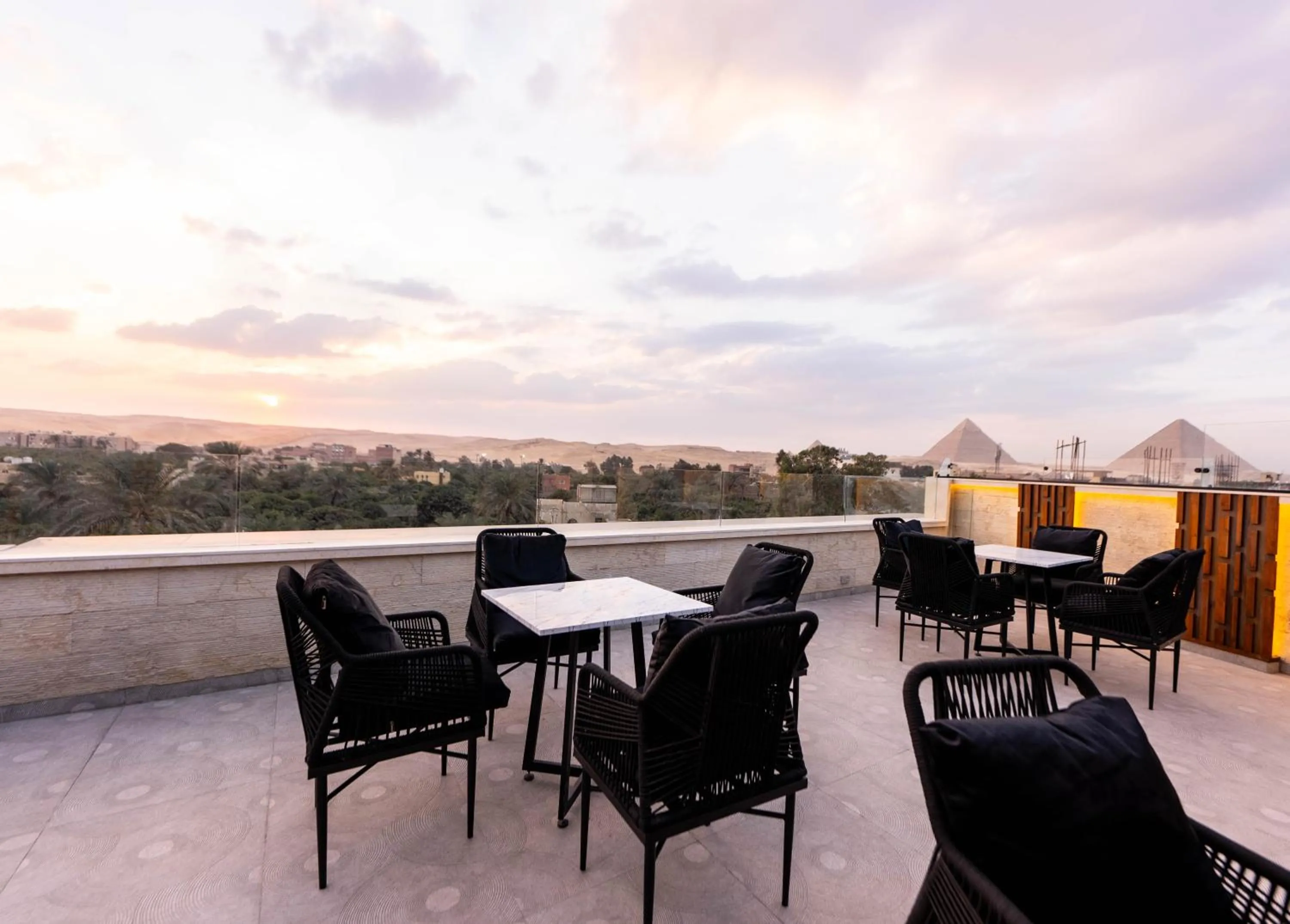Restaurant/places to eat in Remal Pyramids Hotel