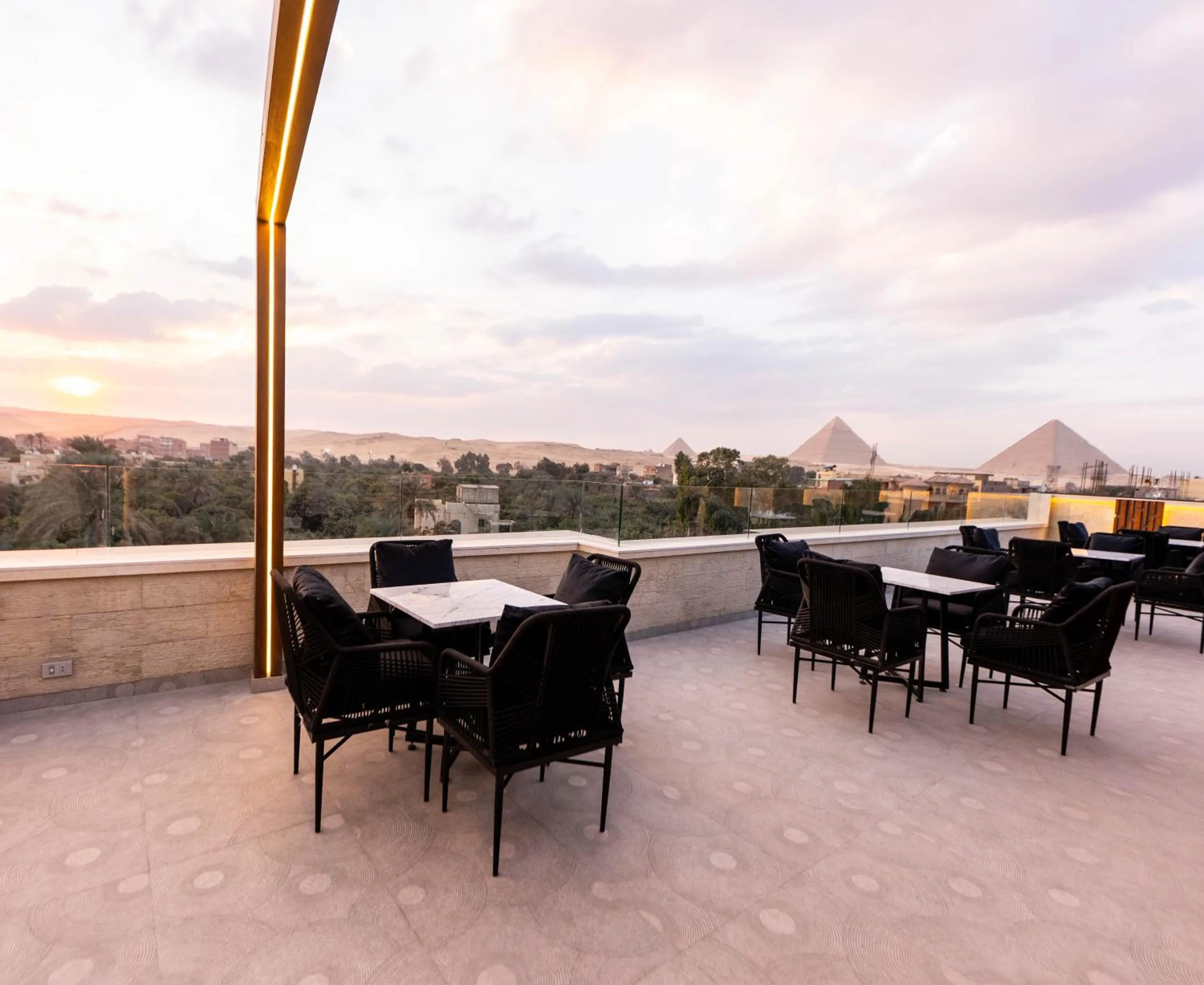 Restaurant/places to eat in Remal Pyramids Hotel