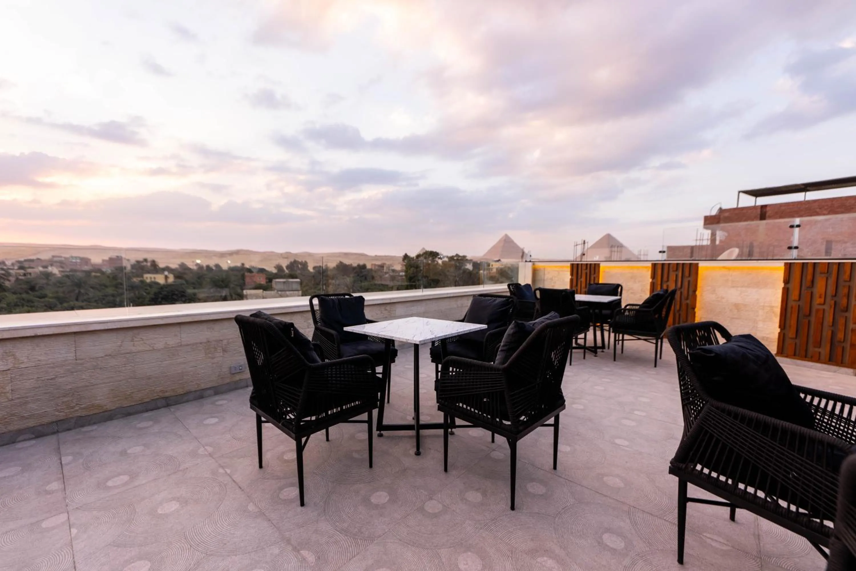 Restaurant/places to eat in Remal Pyramids Hotel