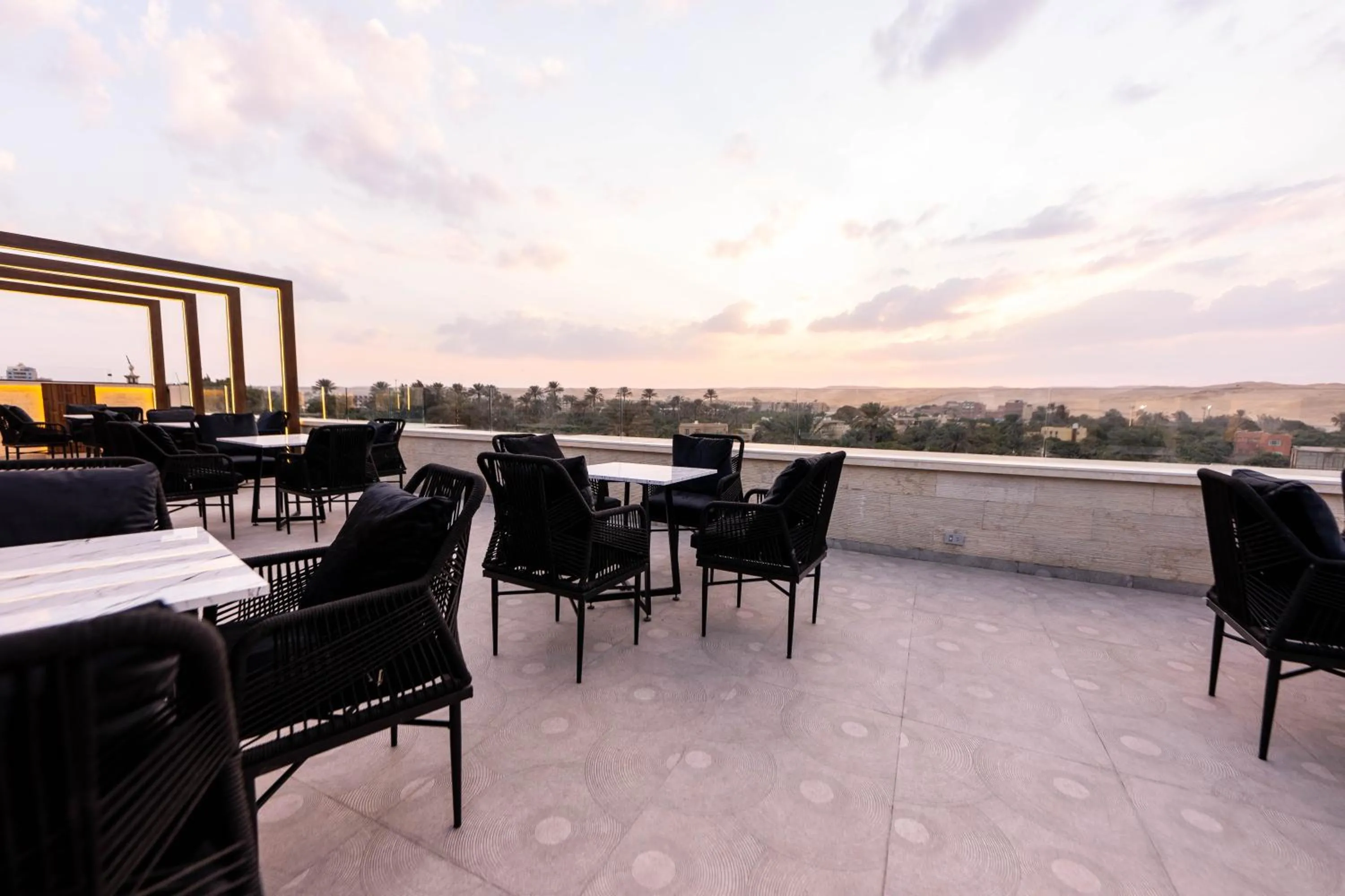 Restaurant/places to eat in Remal Pyramids Hotel