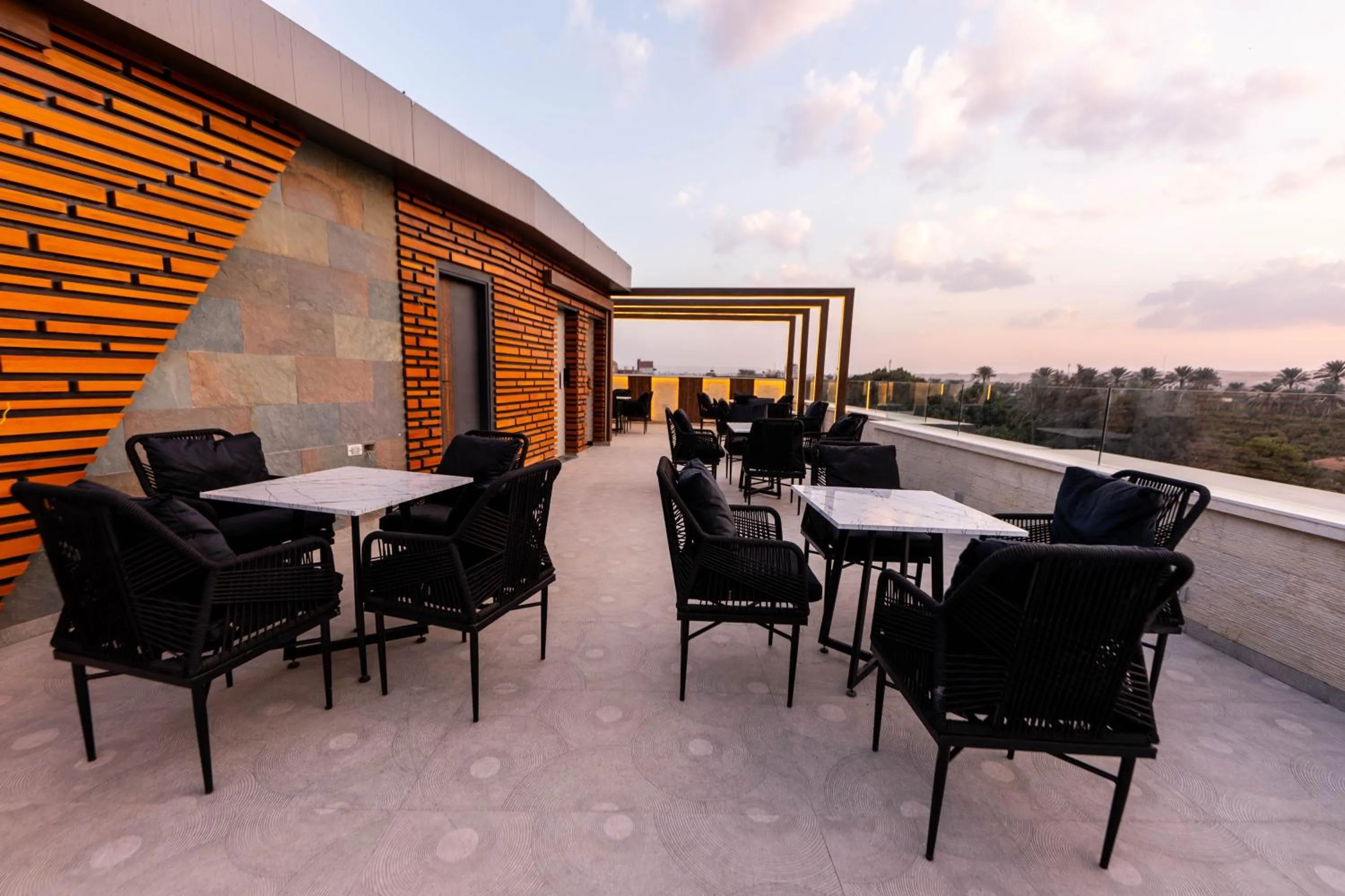 Restaurant/places to eat in Remal Pyramids Hotel