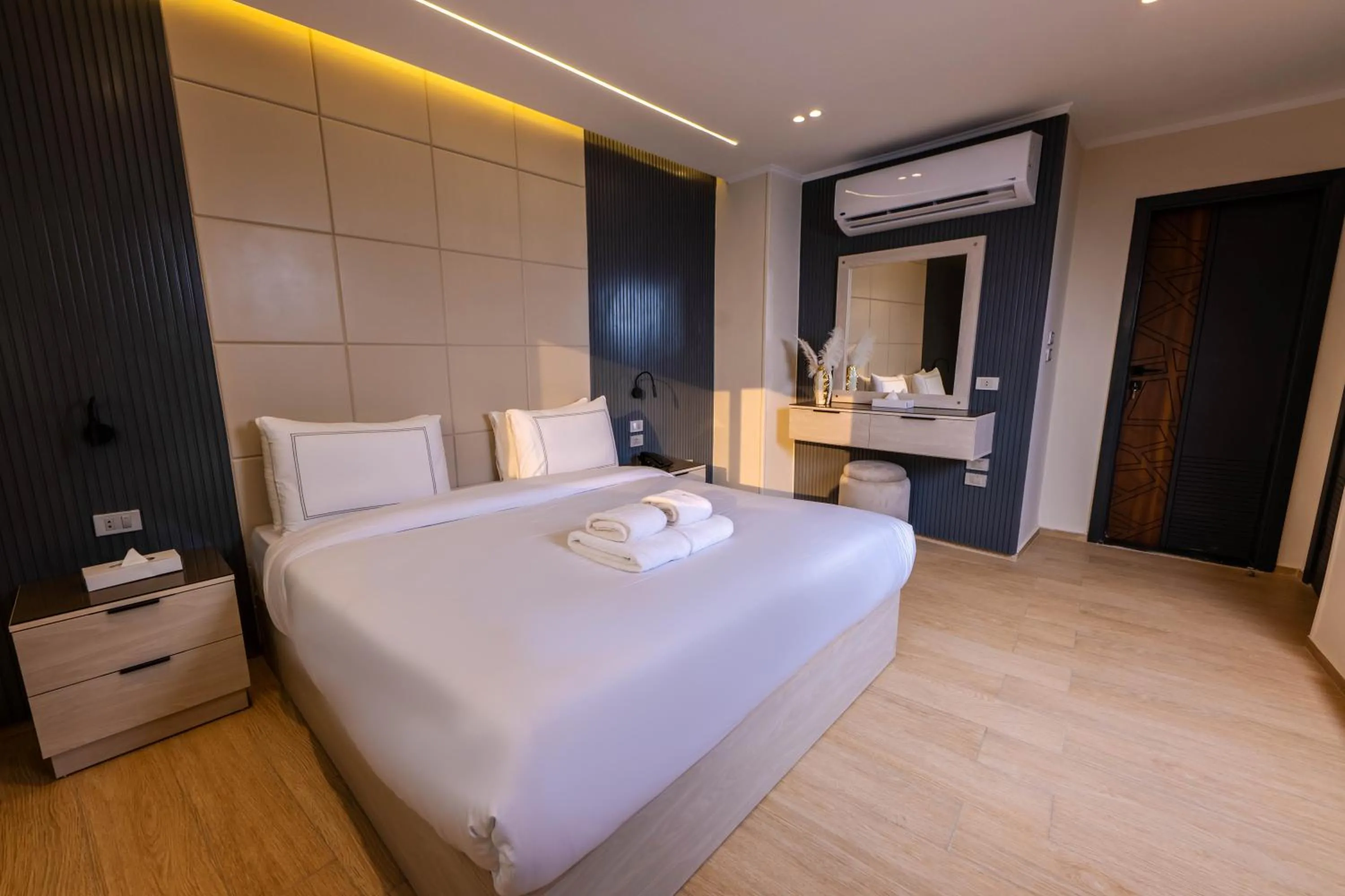 Bedroom, Bed in Remal Pyramids Hotel