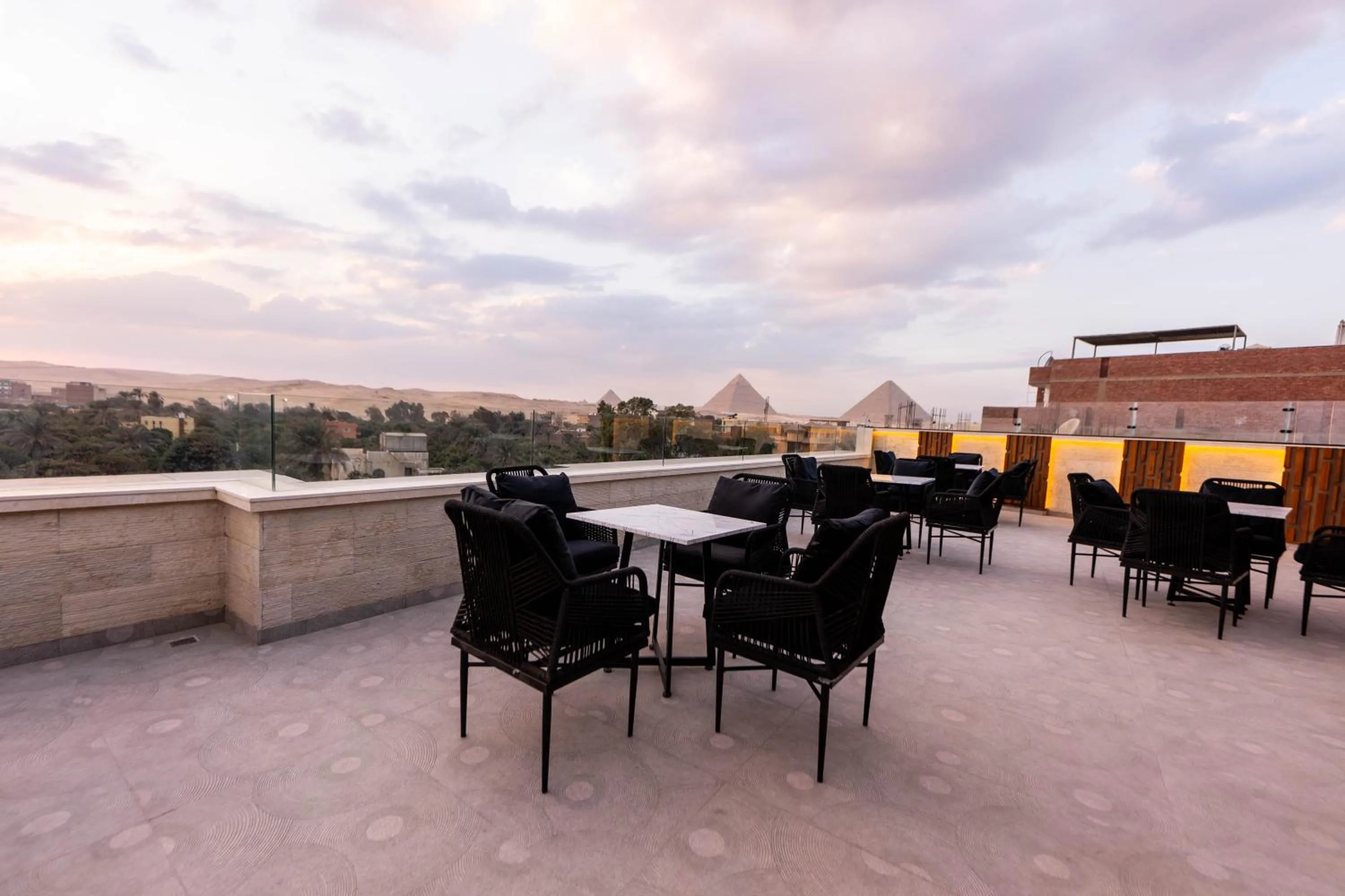 Restaurant/places to eat in Remal Pyramids Hotel