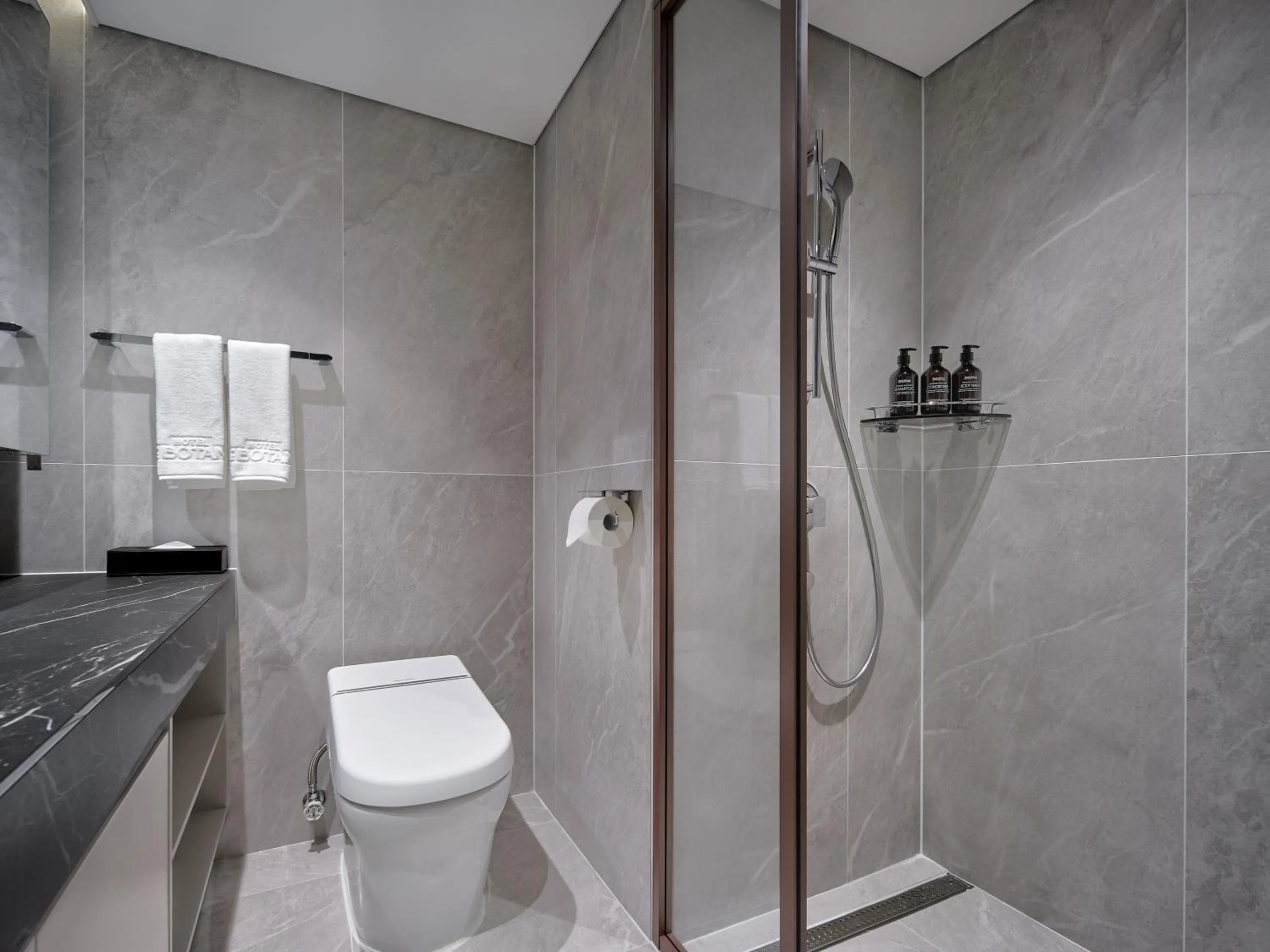 Shower in Hotel The Botanik Sewoon Myeongdong