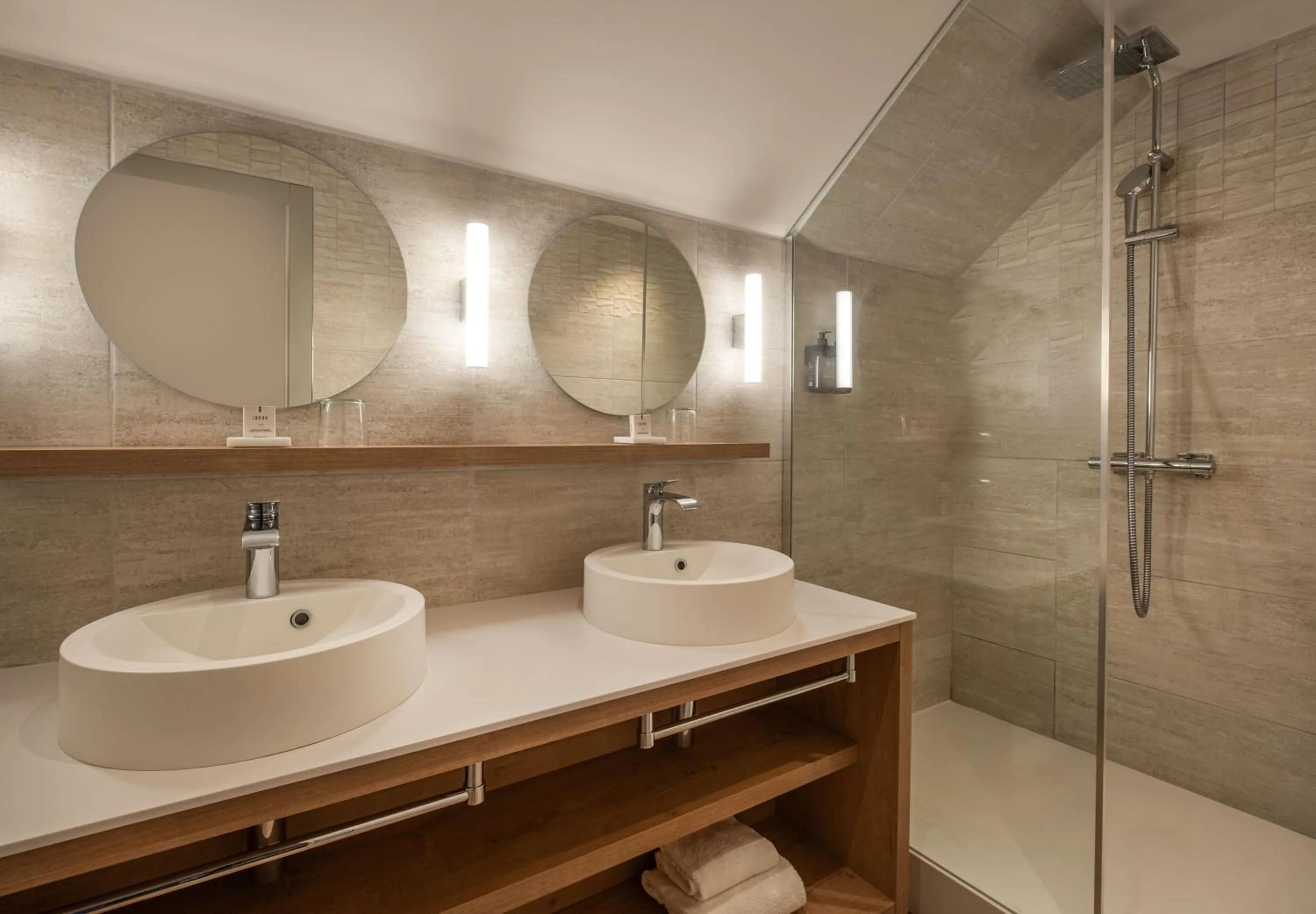 Bathroom in Hôtel Arcanse by Inwood Hotels