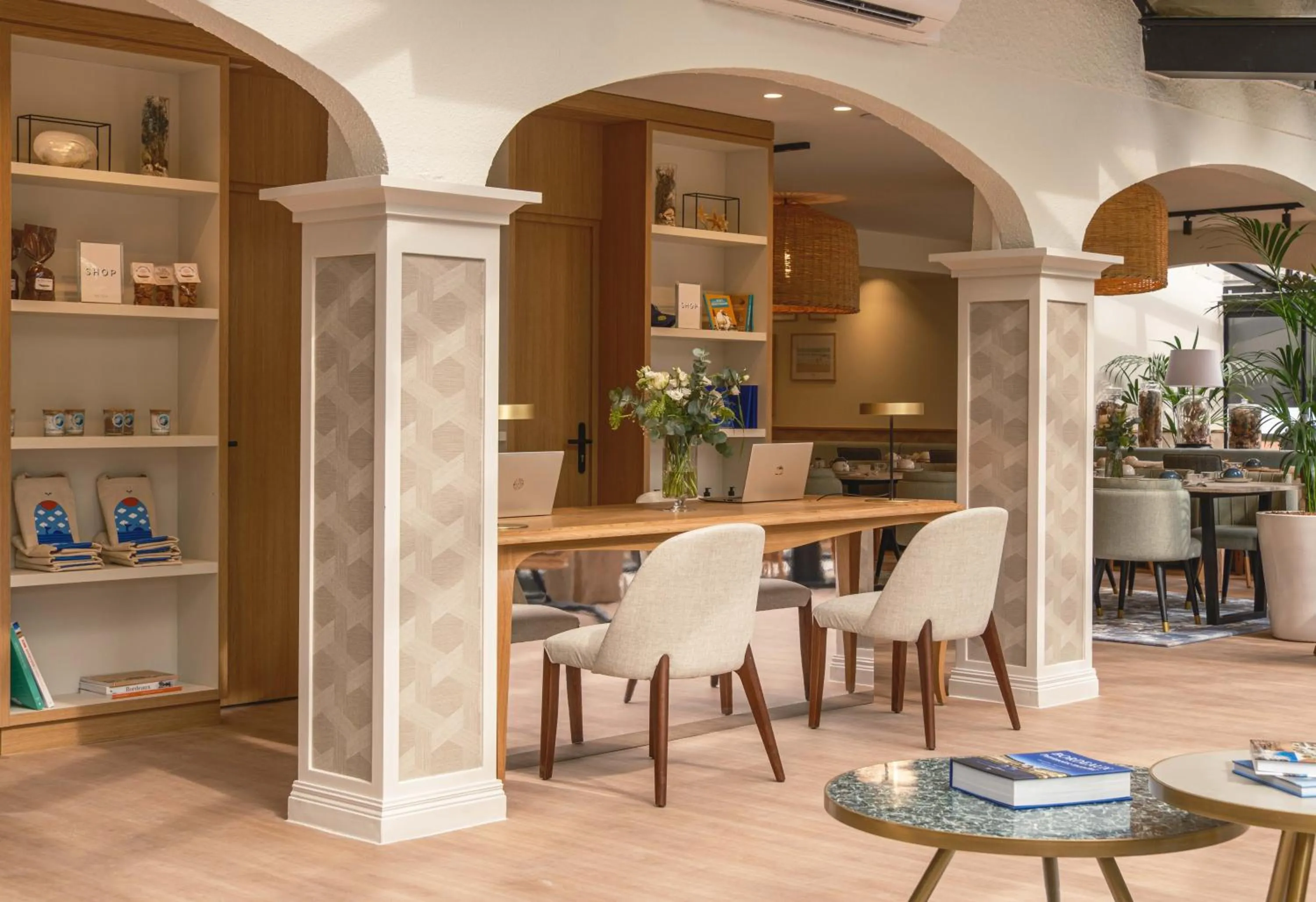 Lobby or reception in Hôtel Arcanse by Inwood Hotels