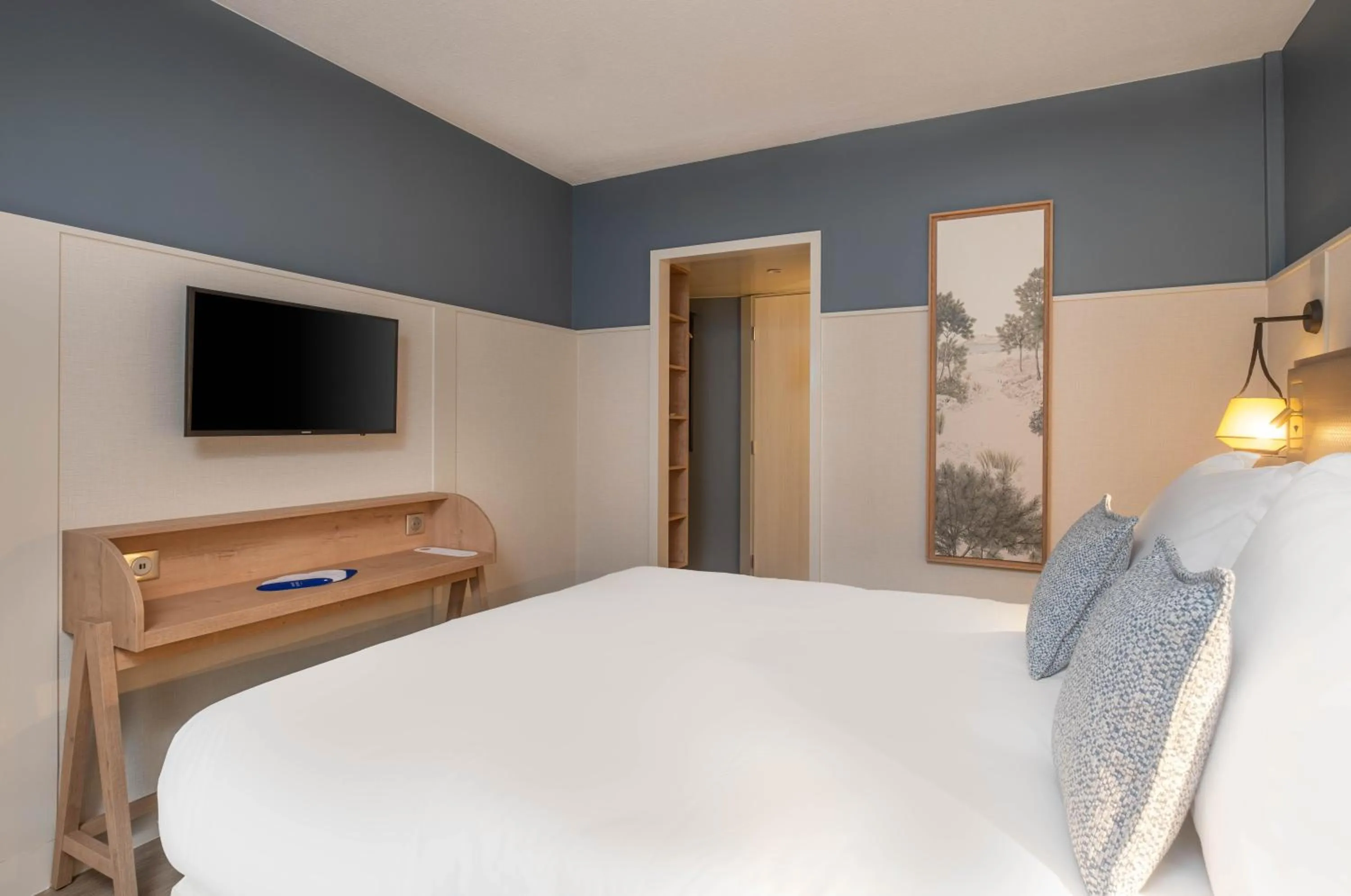 Bedroom, Bed in Hôtel Arcanse by Inwood Hotels