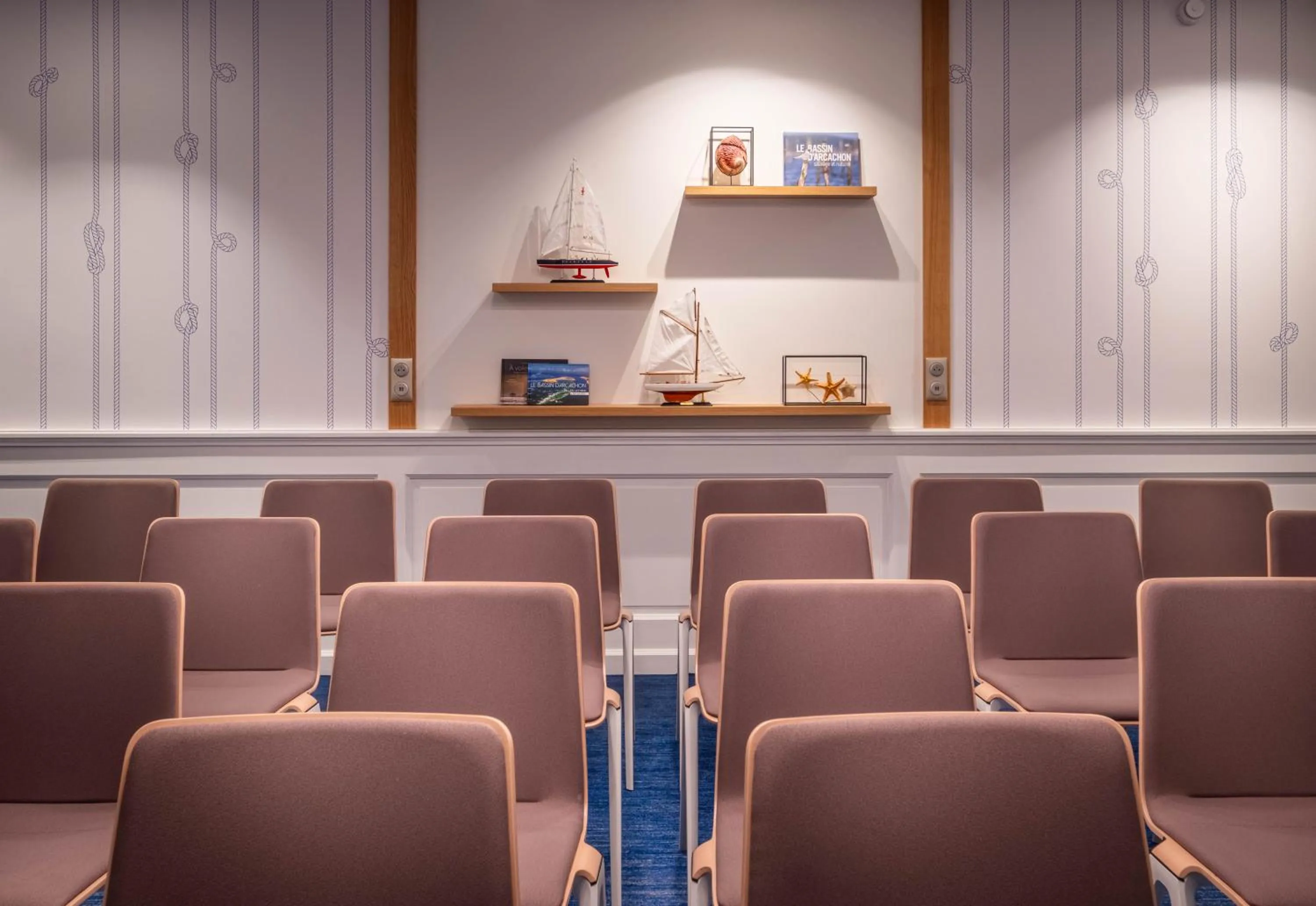 Meeting/conference room in Hôtel Arcanse by Inwood Hotels