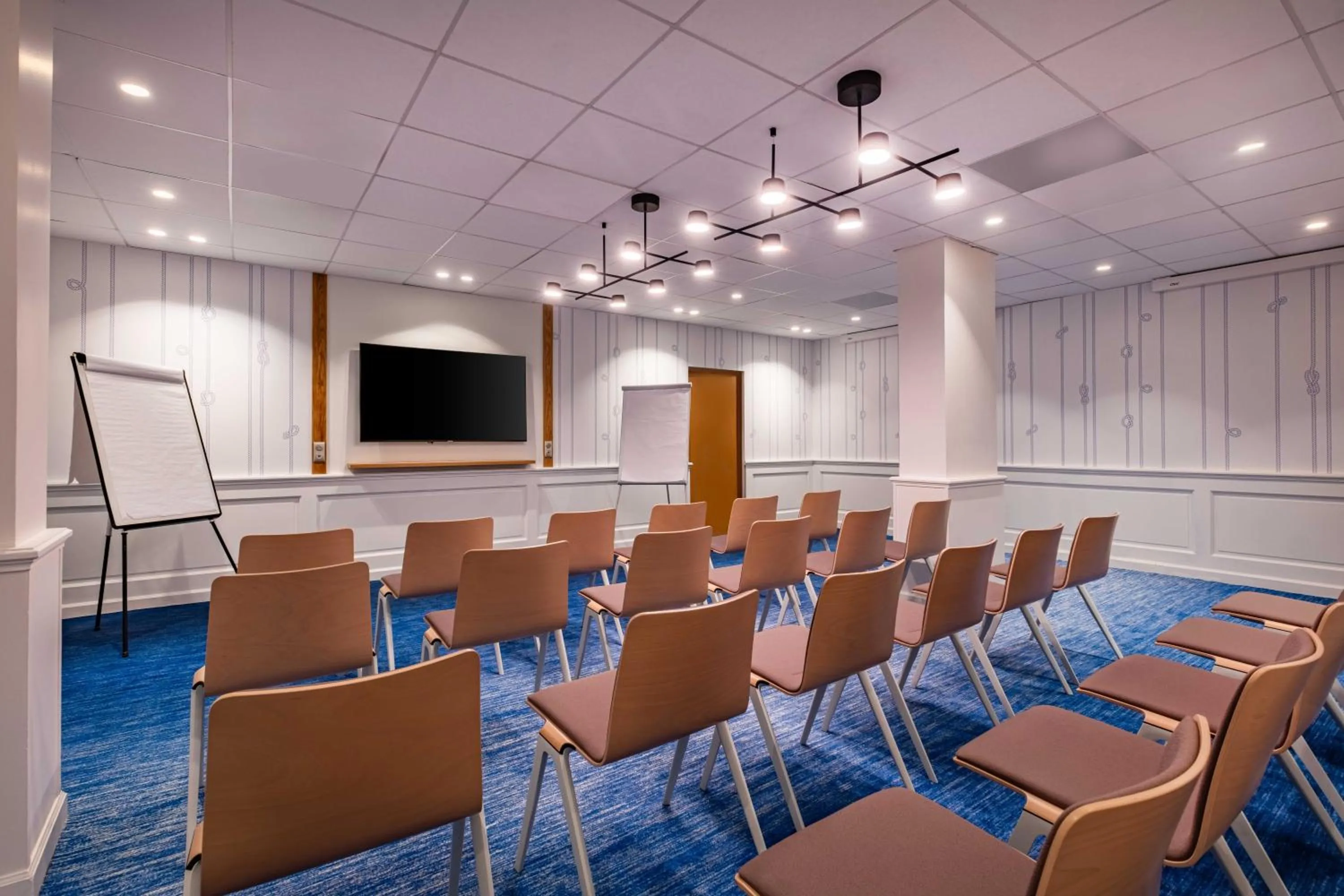 Meeting/conference room in Hôtel Arcanse by Inwood Hotels