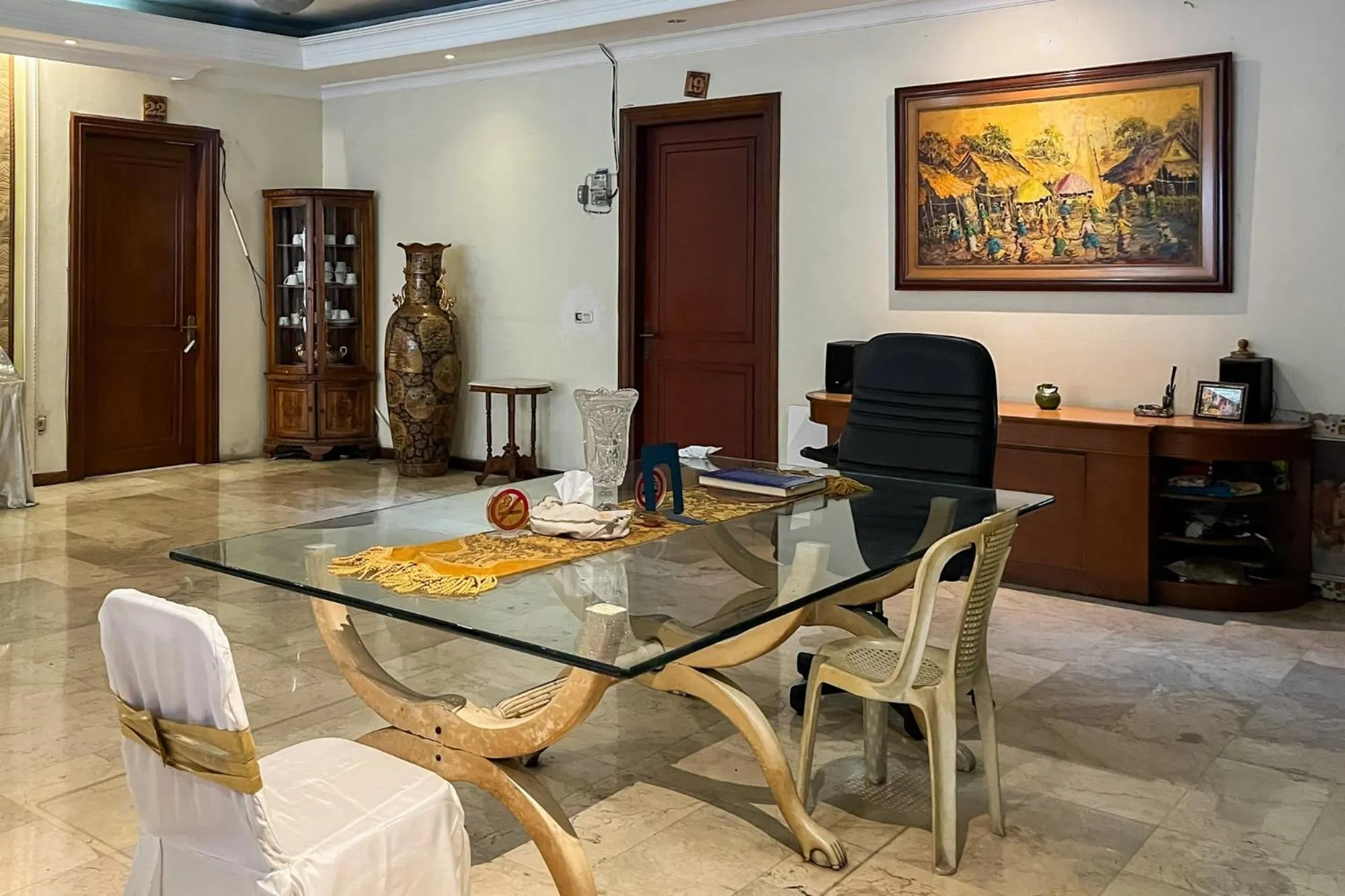 Seating area in Urbanview de Dharmawangsa Suite Hotel