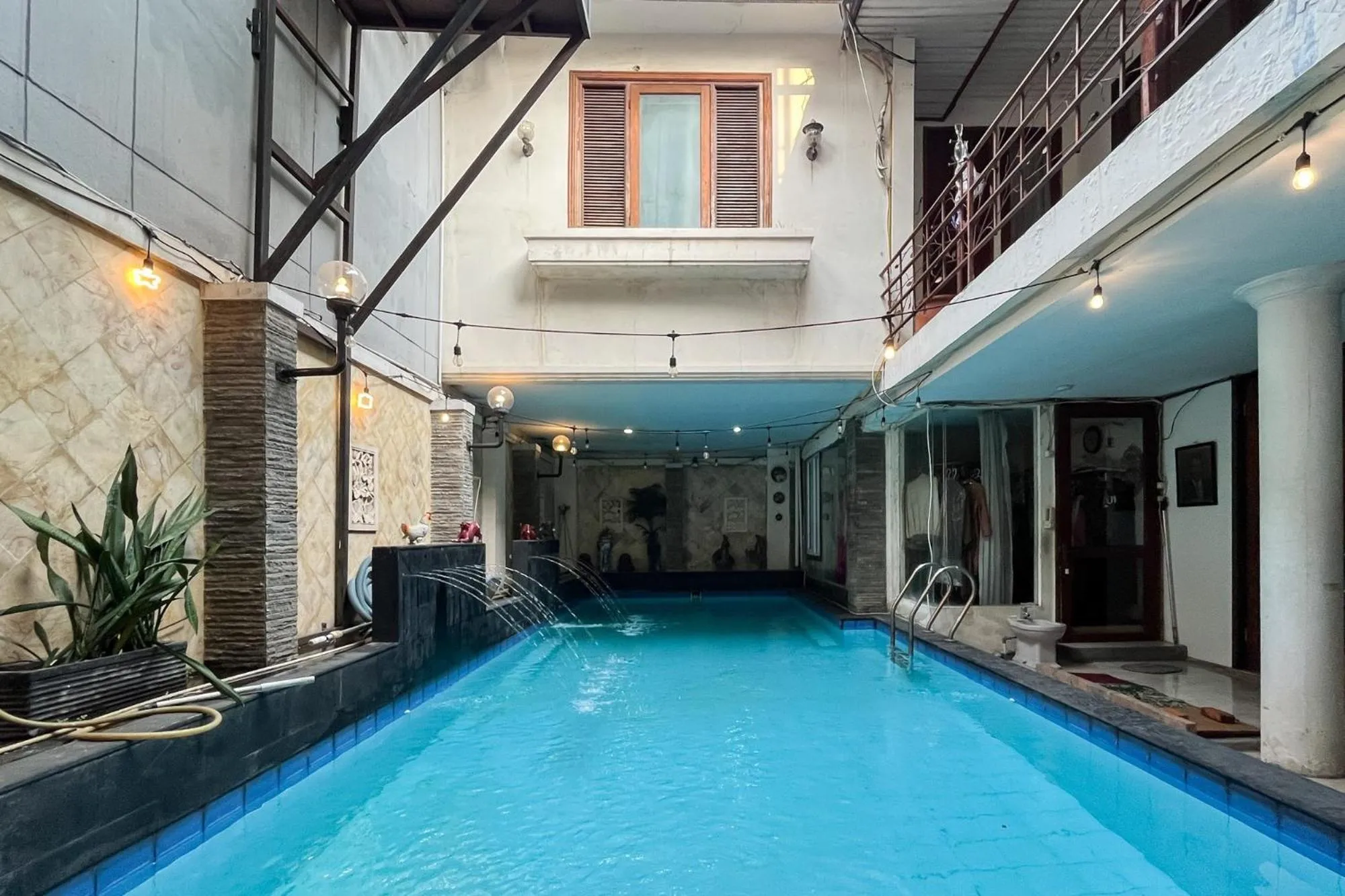 Swimming pool in Urbanview de Dharmawangsa Suite Hotel