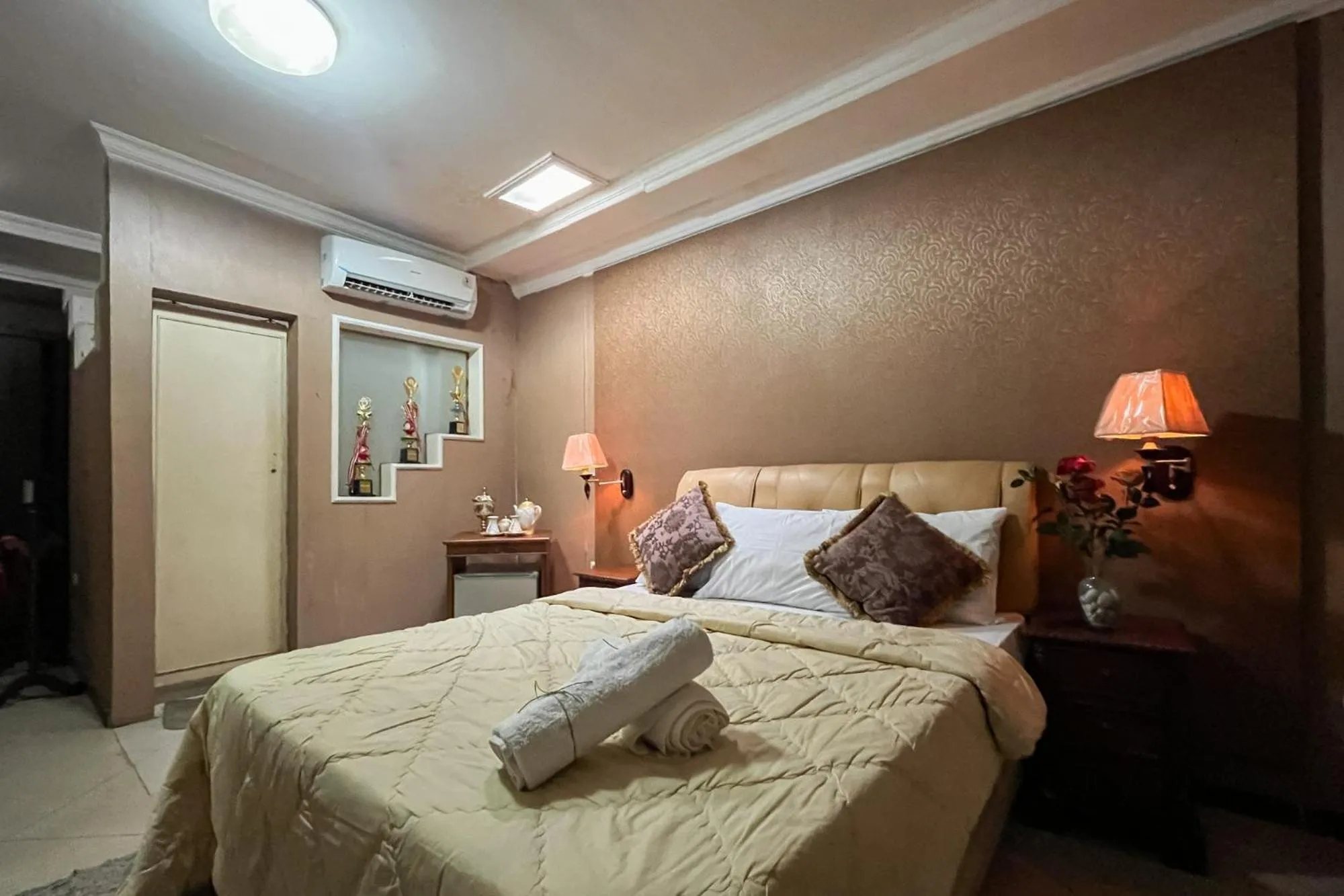 Bedroom, Bed in Urbanview de Dharmawangsa Suite Hotel