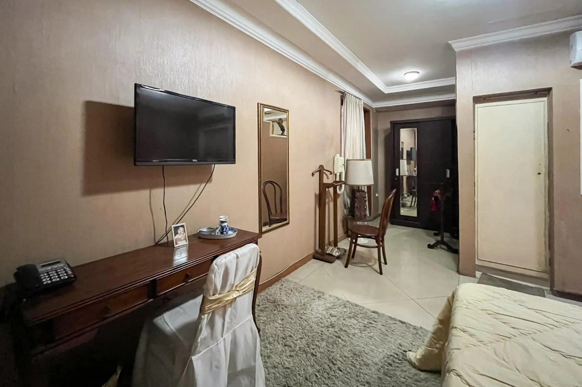 Bedroom, Bed in Urbanview de Dharmawangsa Suite Hotel